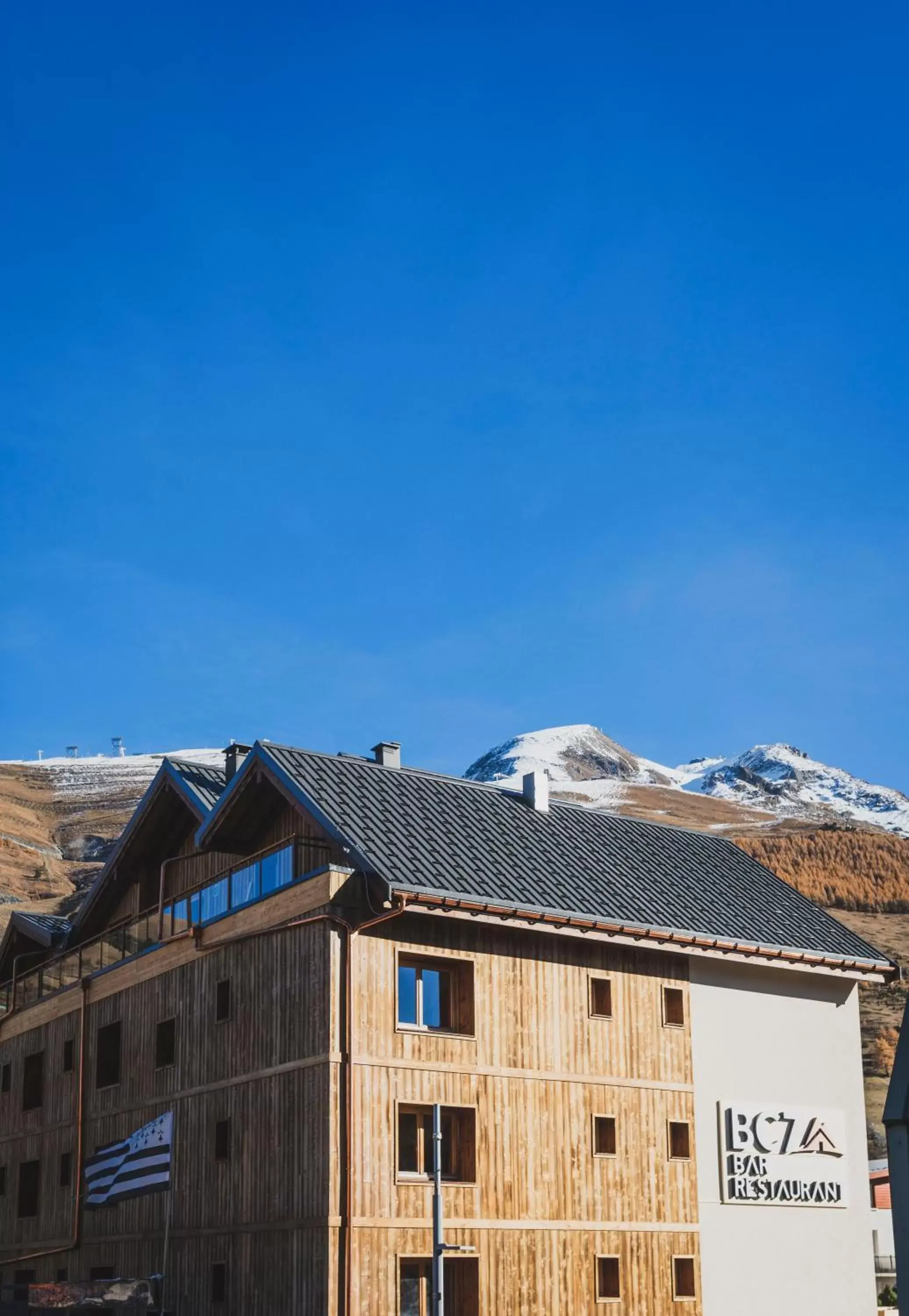 Property building, Winter in Hotel Base Camp Lodge - Les 2 Alpes