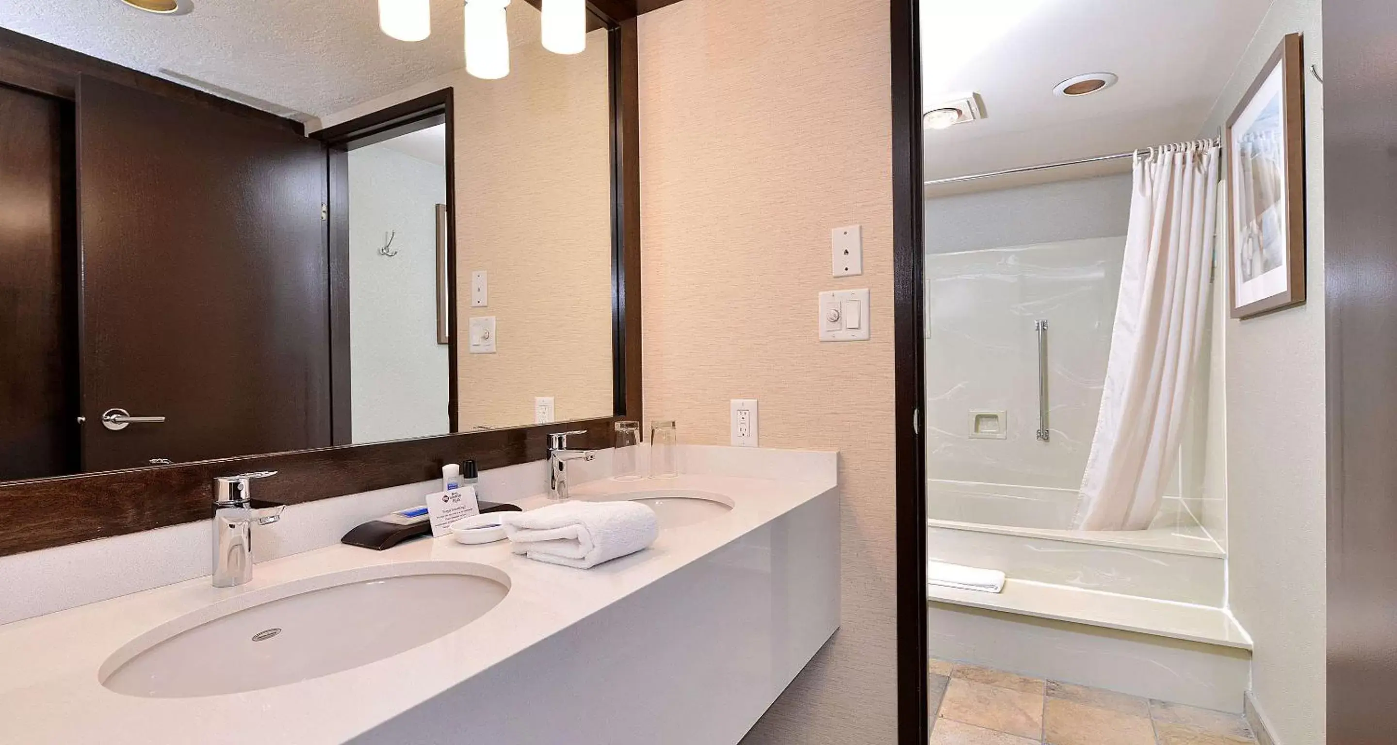 Photo of the whole room, Bathroom in Best Western Plus Emerald Isle Hotel