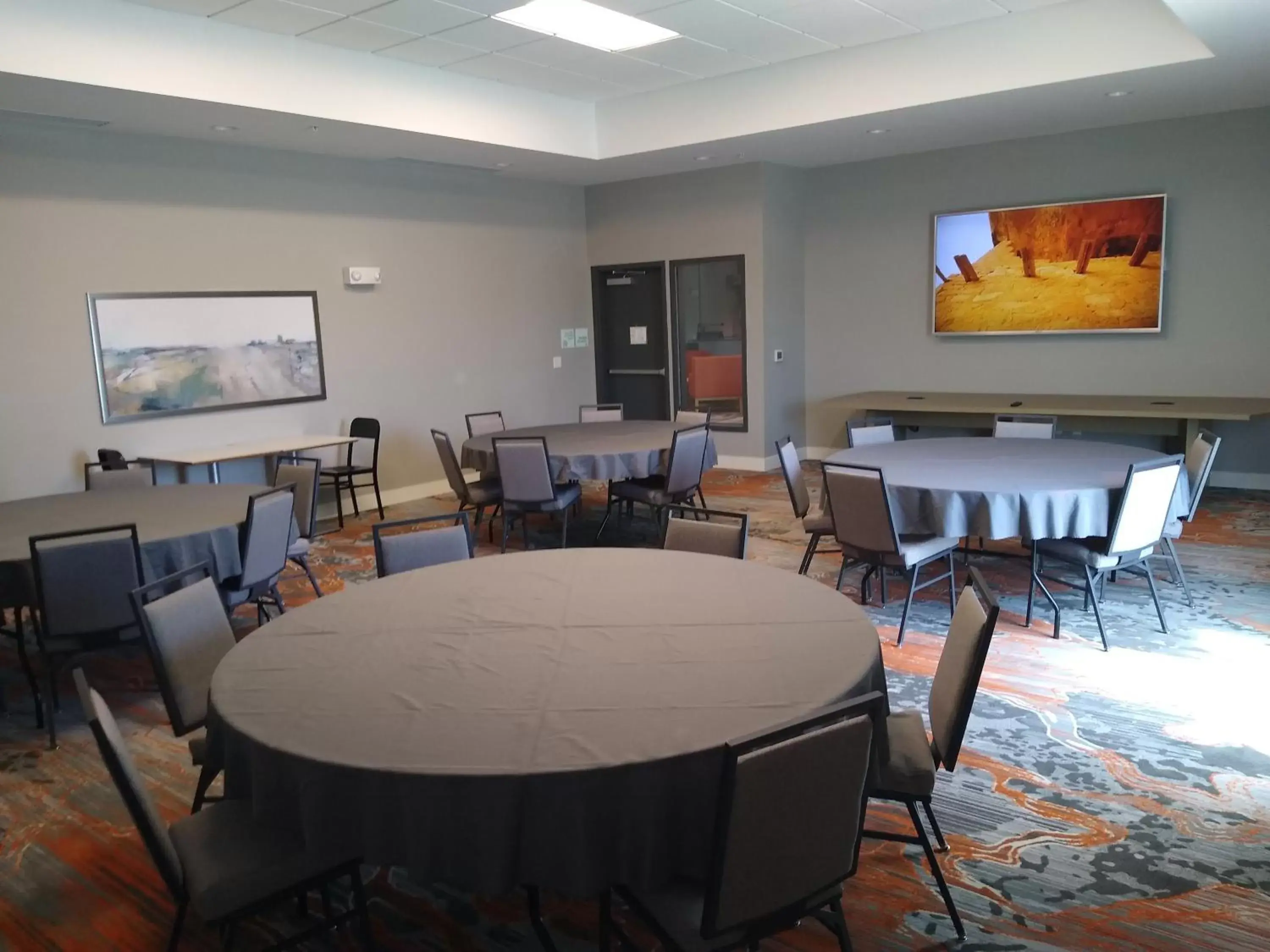 Meeting/conference room, Restaurant/Places to Eat in Holiday Inn - Kansas City - Northeast, an IHG Hotel