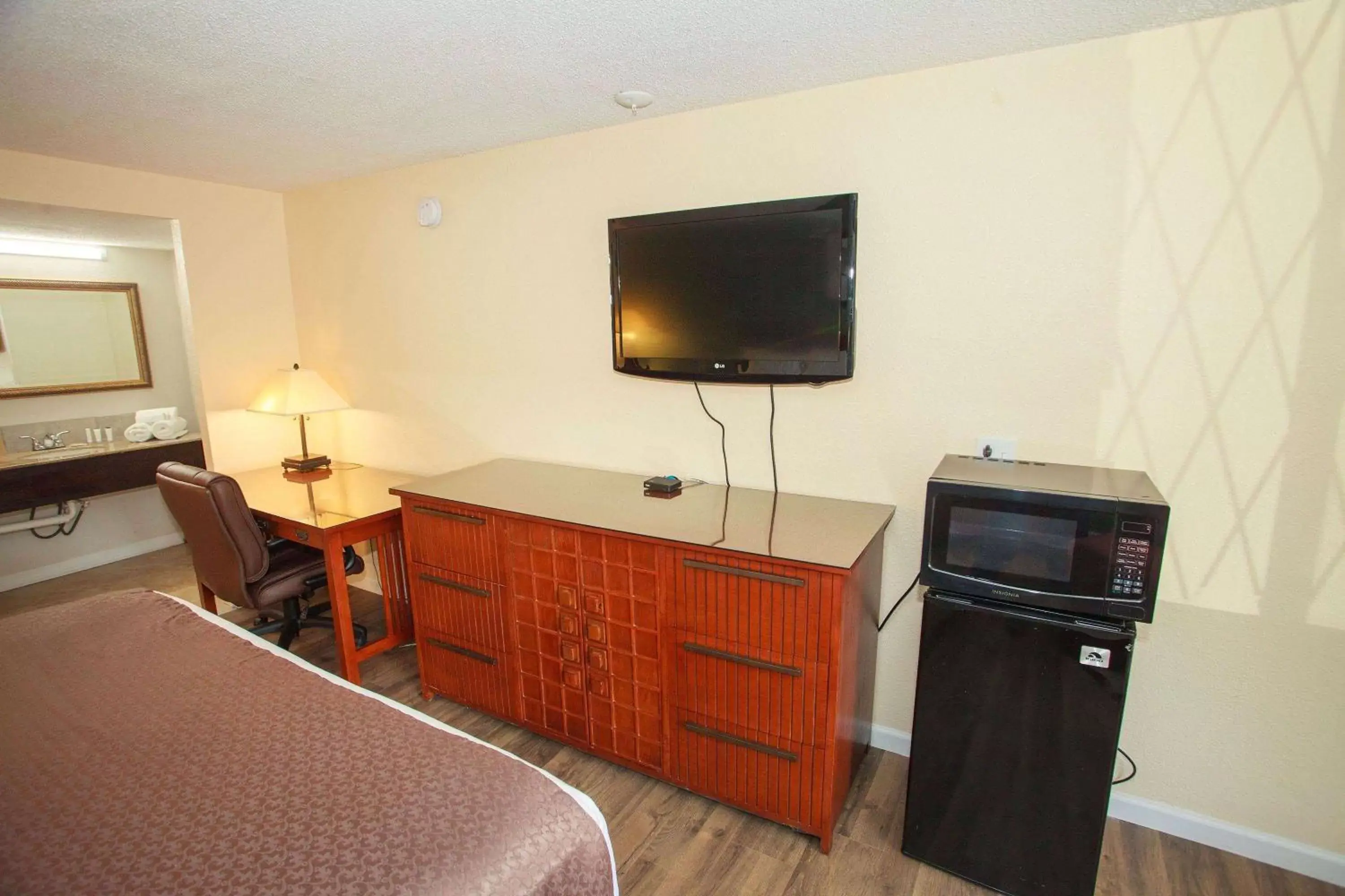 Photo of the whole room, TV/Entertainment Center in Travelodge by Wyndham Macon West