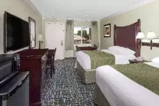 King Room with Roll-in Shower - Mobility Access/Non-Smoking in Travelodge by Wyndham Orange County Airport/ Costa Mesa