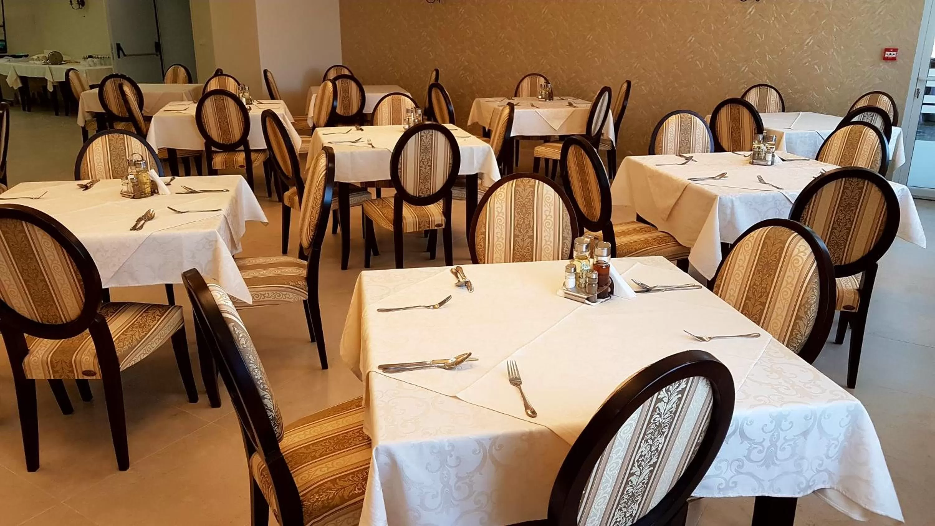 Restaurant/Places to Eat in Hotel Sheriff