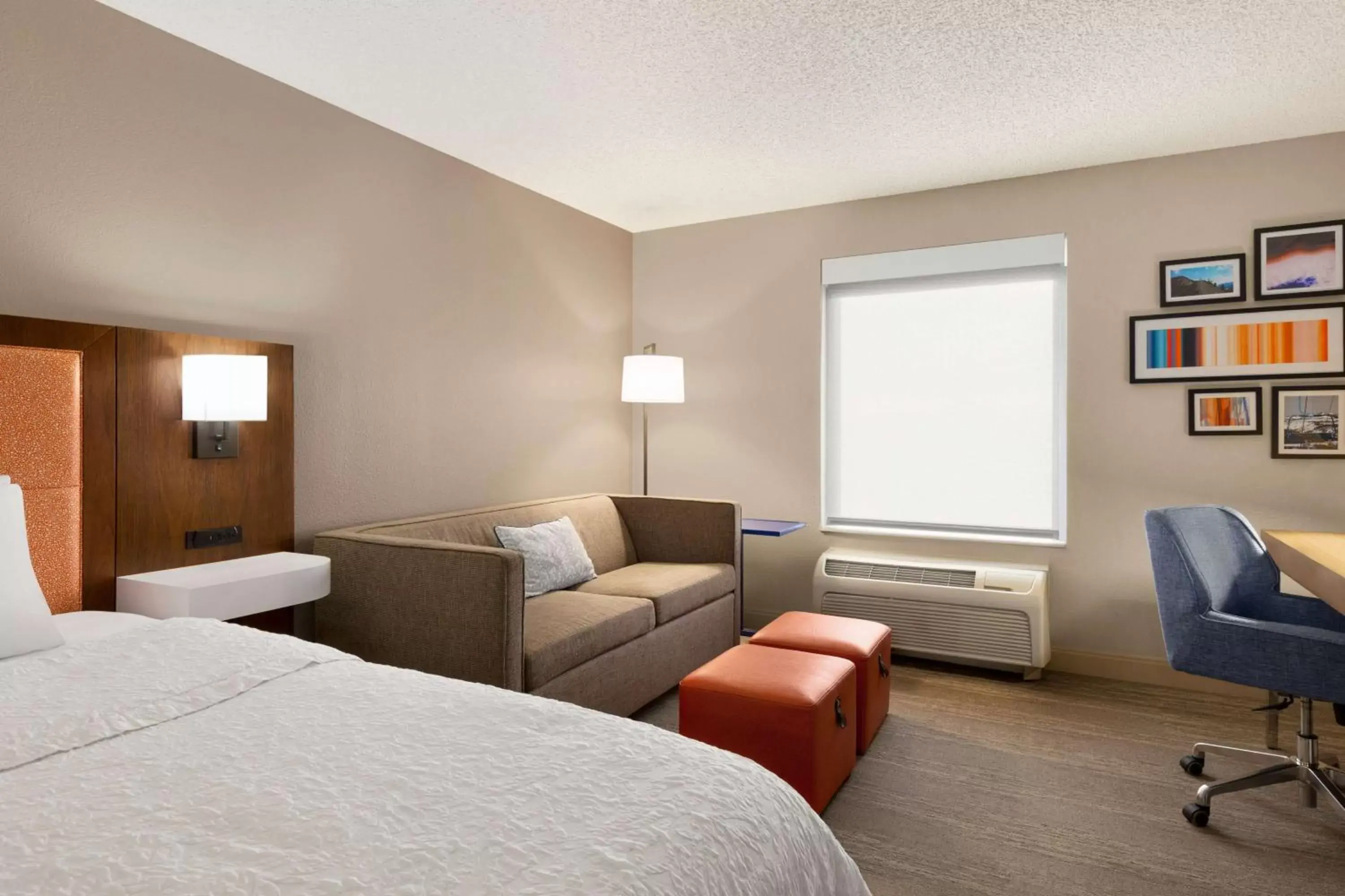 Bedroom, Seating Area in Hampton Inn Denver-West/Golden