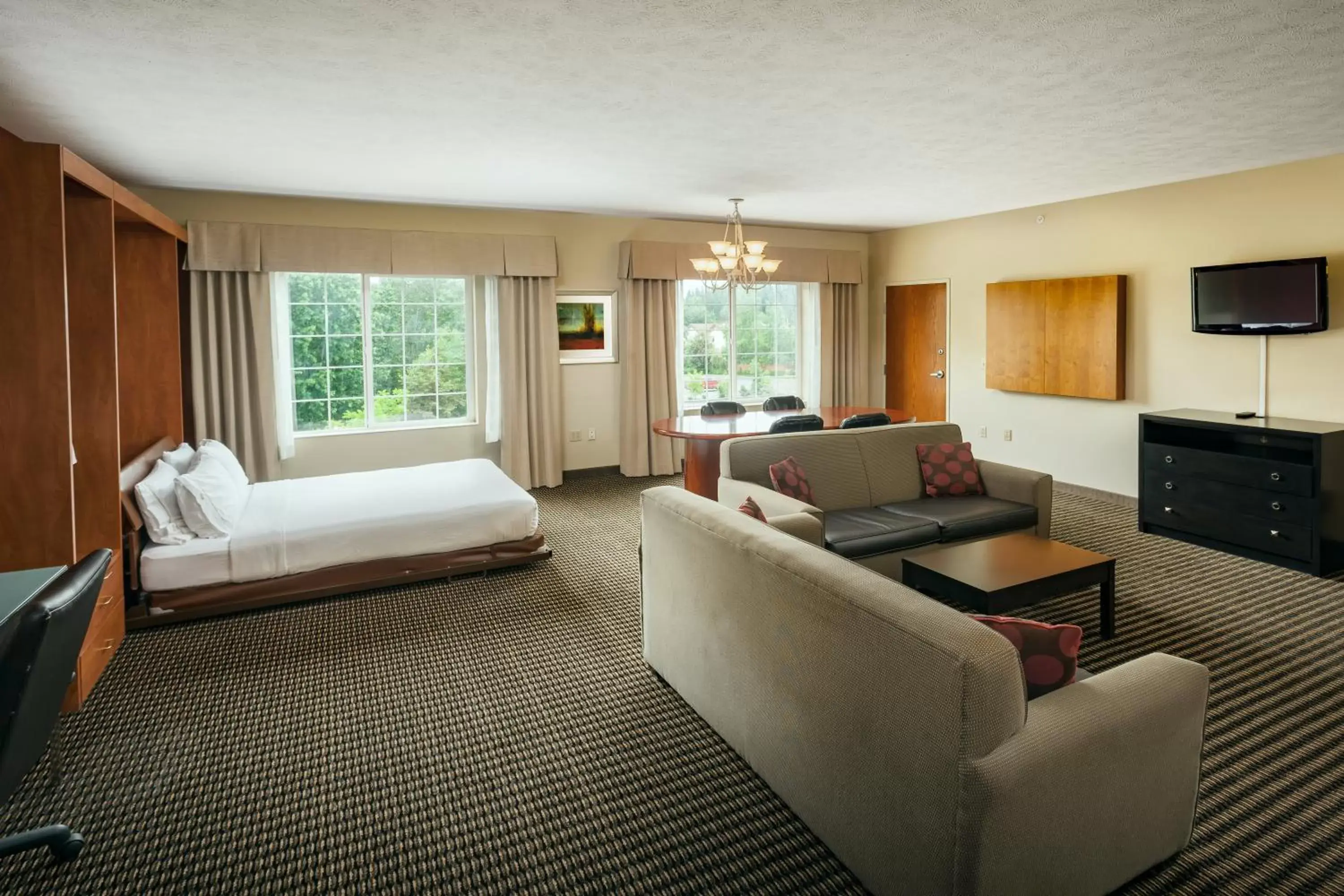 Photo of the whole room, Seating Area in Holiday Inn Express Anchorage, an IHG Hotel