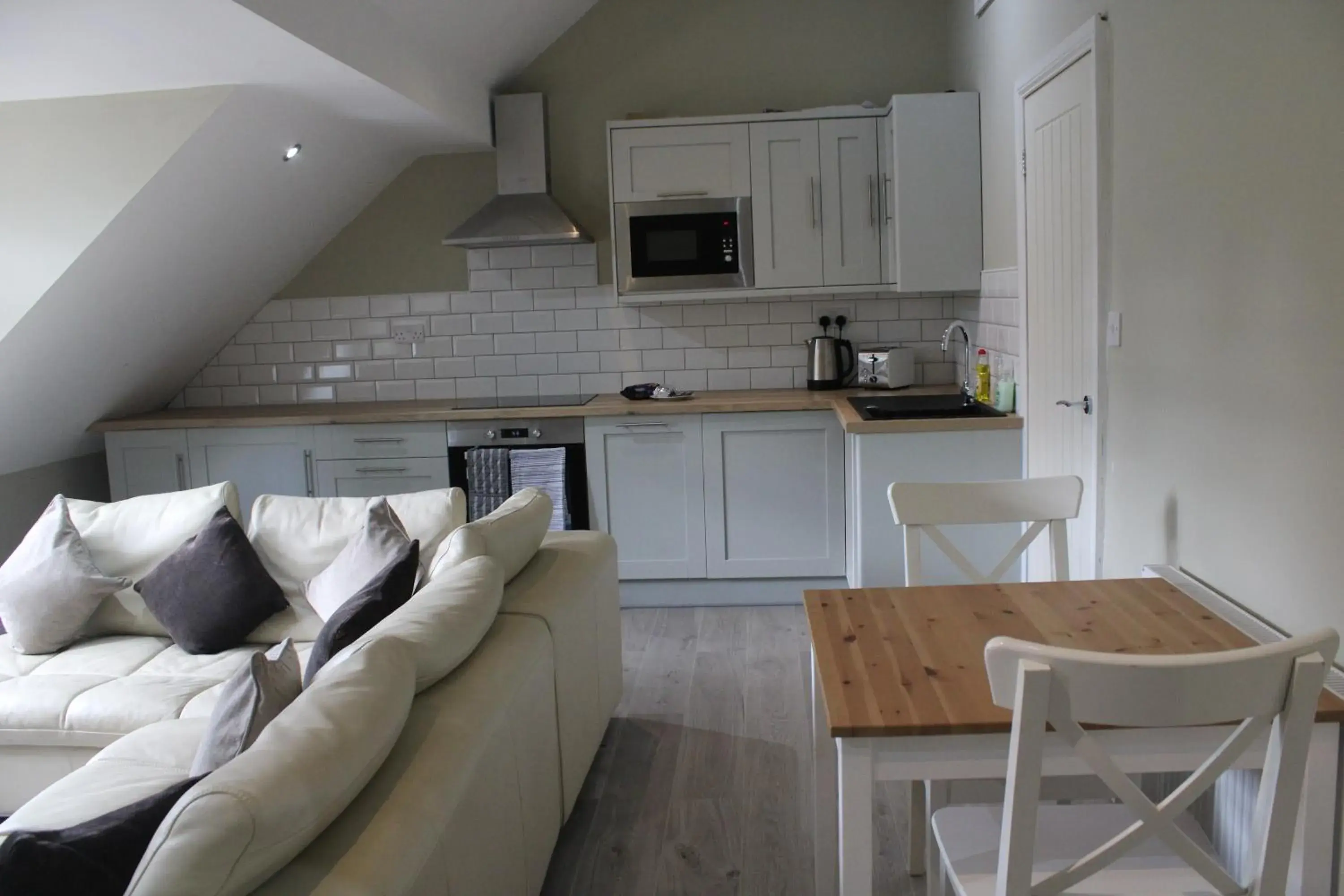 Living room, Kitchen/Kitchenette in White House Cottages