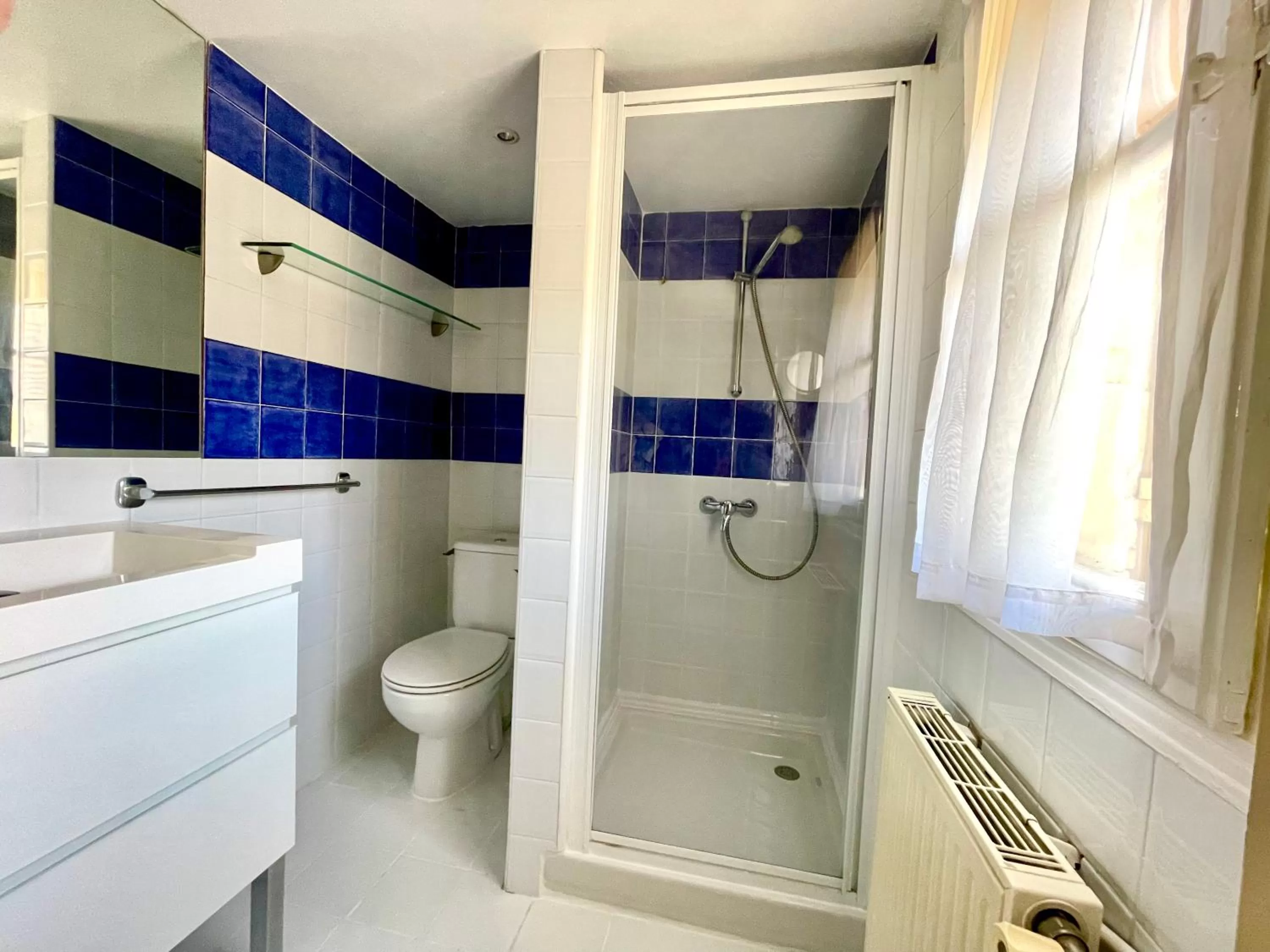 Shower, Bathroom in Le Logis Plantagenêt