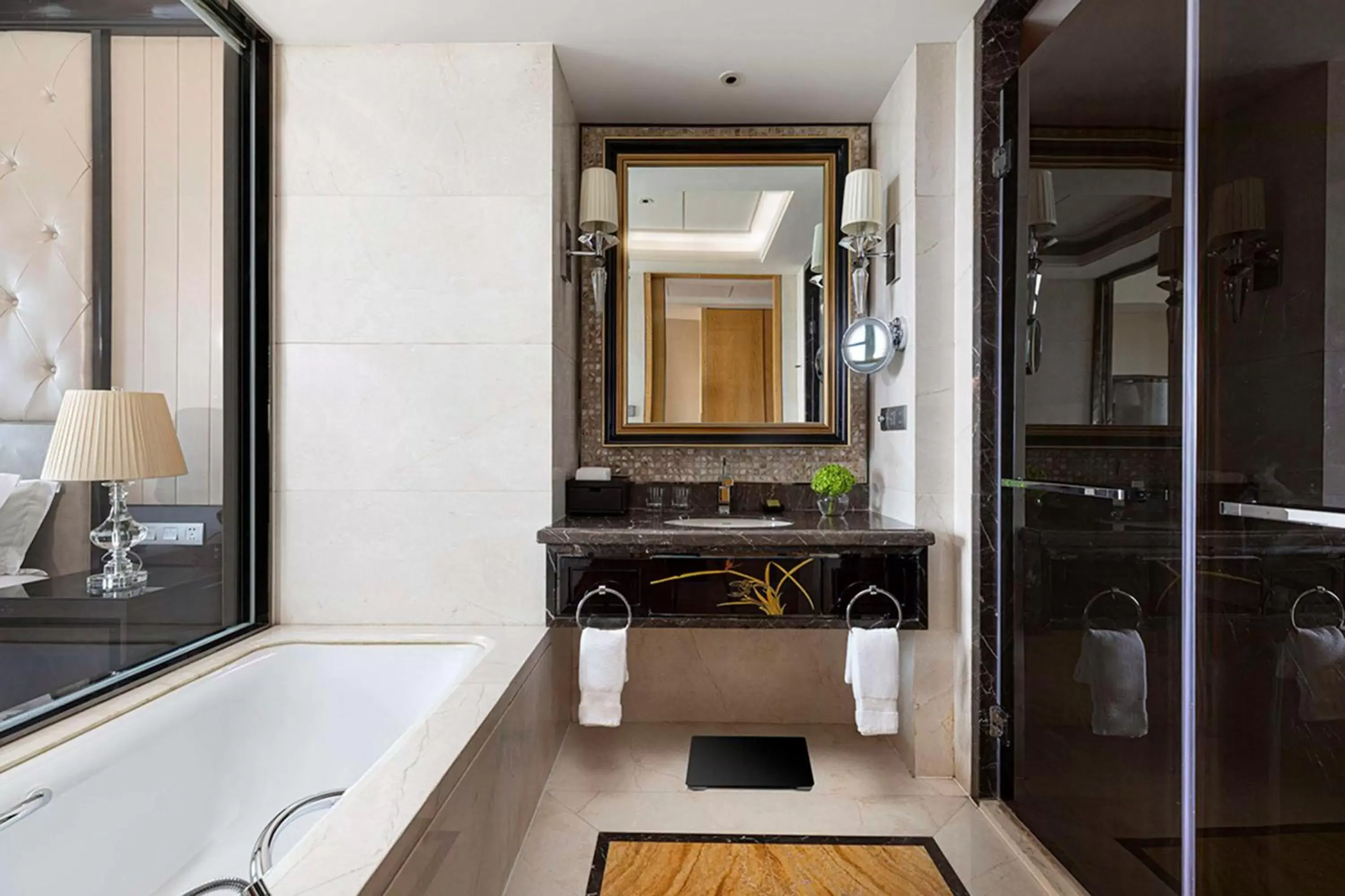 Bathroom, Kitchen/Kitchenette in Hilton Nanjing