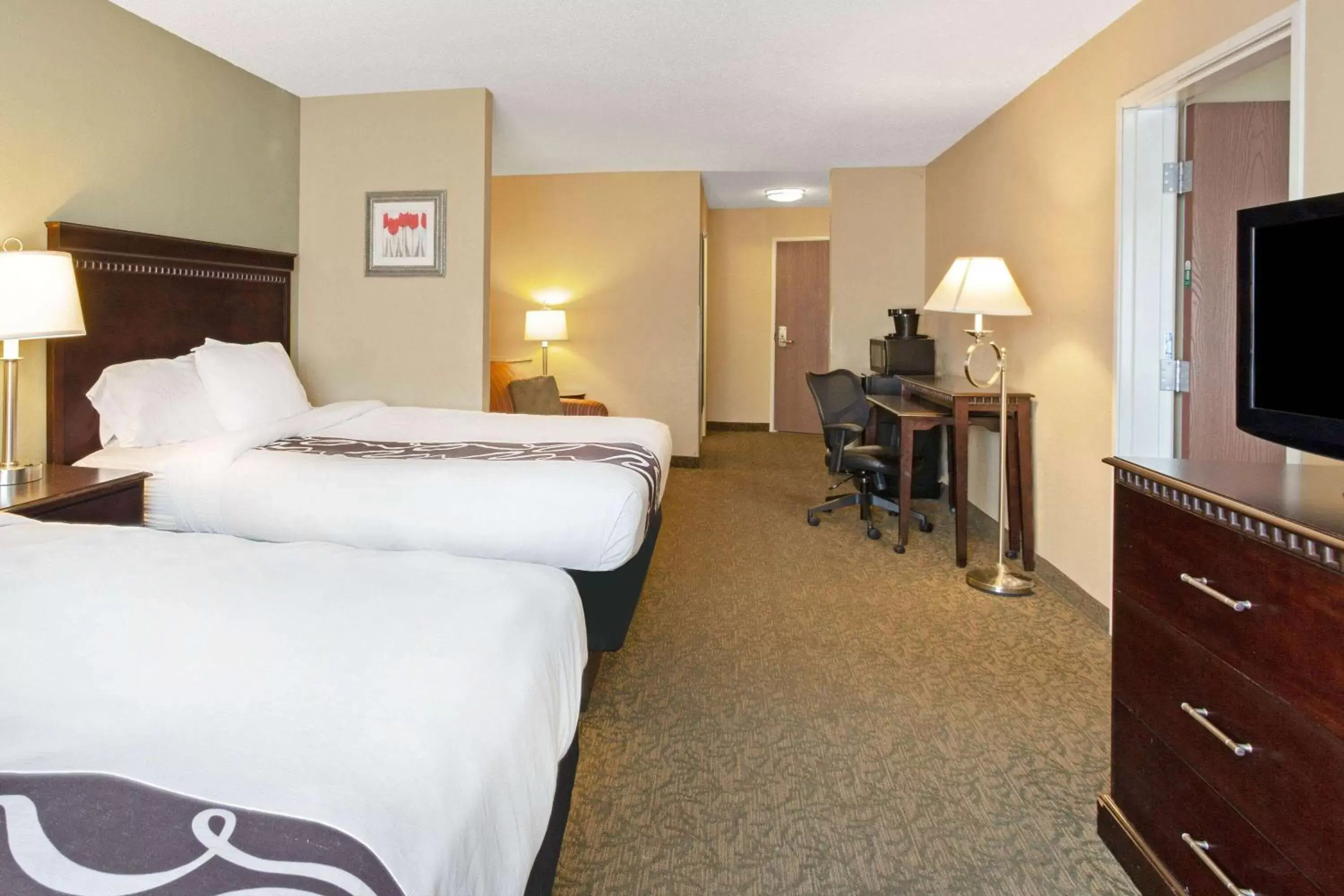 Photo of the whole room, Bed in La Quinta by Wyndham Richmond - Kings Dominion