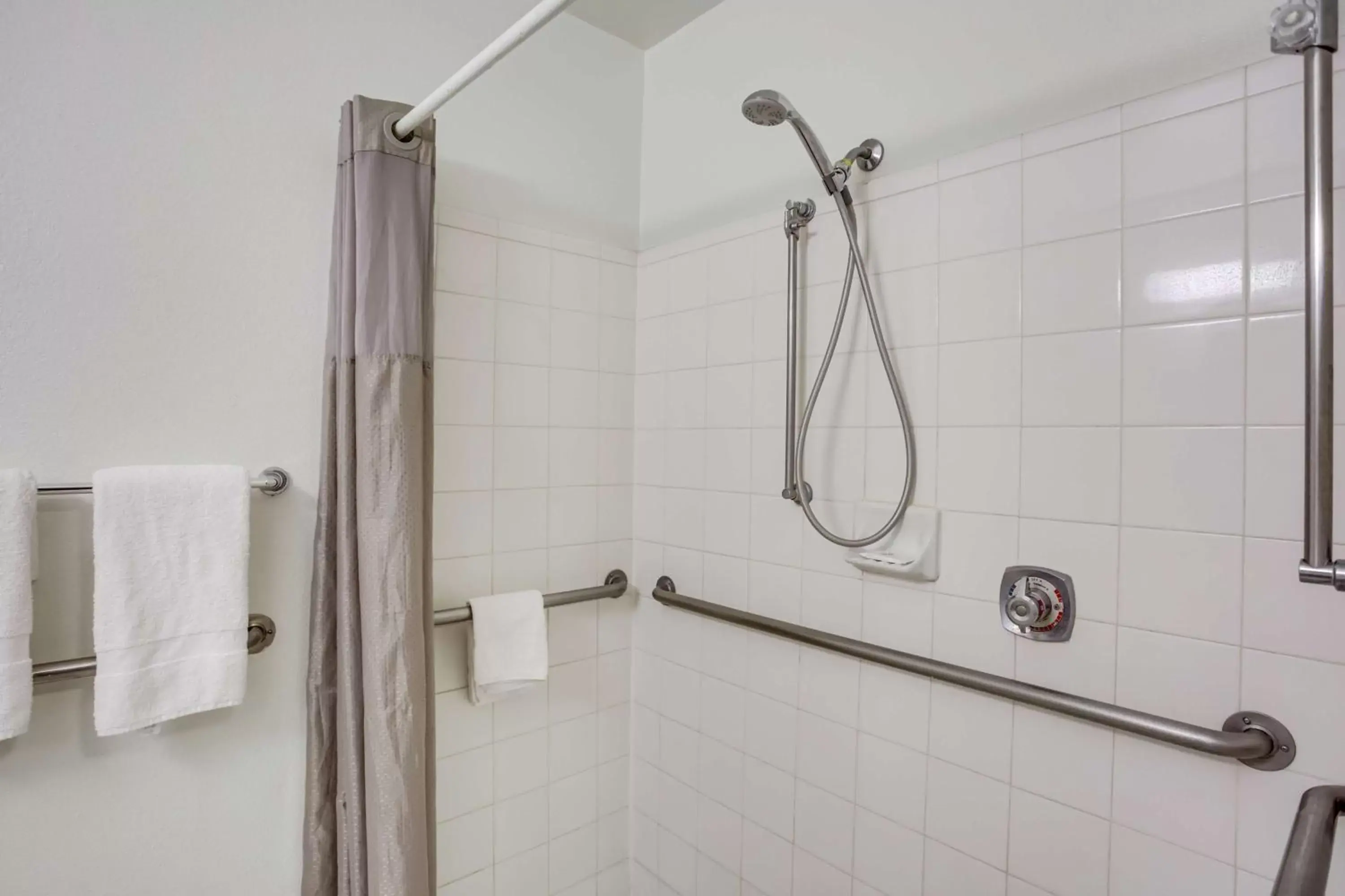 Shower, Bathroom in Studio 6-Stafford, TX - Houston - Sugarland