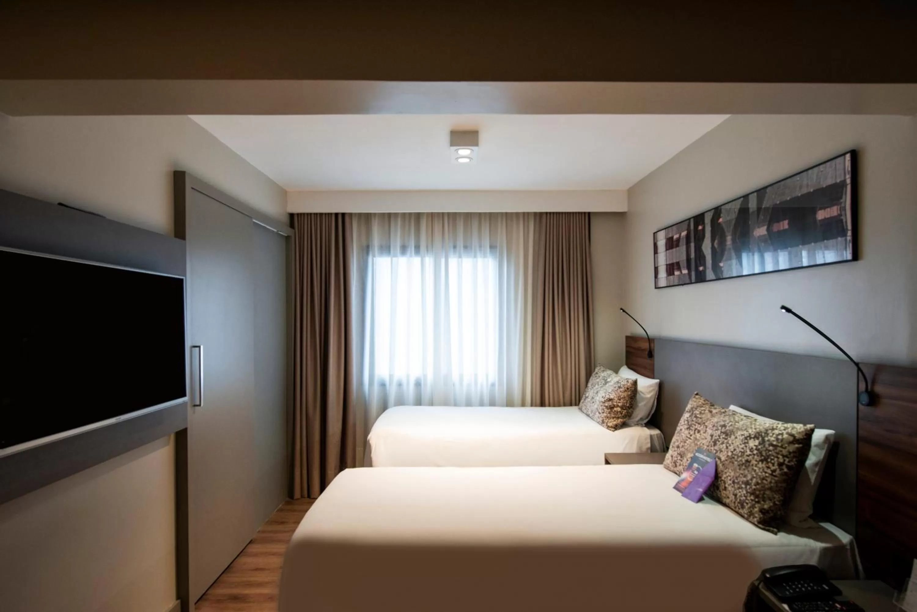 Photo of the whole room, Bed in Mercure Curitiba Batel