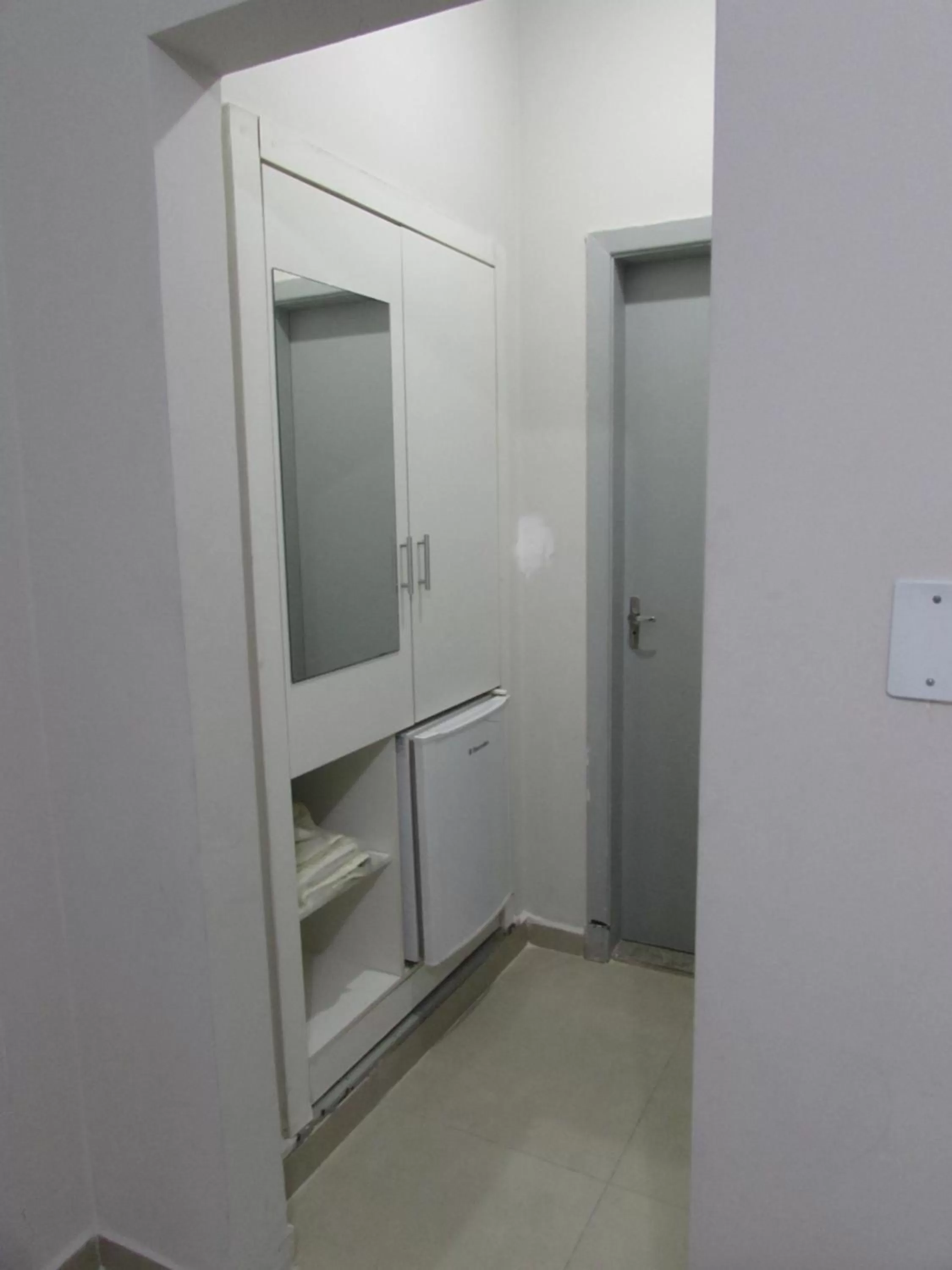 wardrobe in Hotel Salomão - Próximo a 25 de Março, Bom Retiro, Brás e Rua Santa Efigênia, a 2 minutos do Mirante Sampa Sky e pista de Skate Anhangabaú