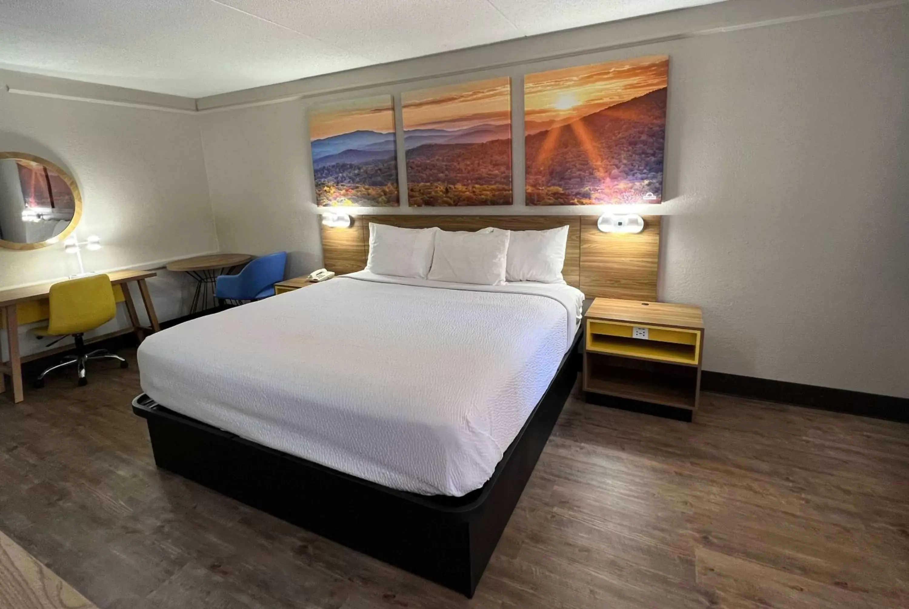 Photo of the whole room, Bed in Days Inn by Wyndham Birmingham/West
