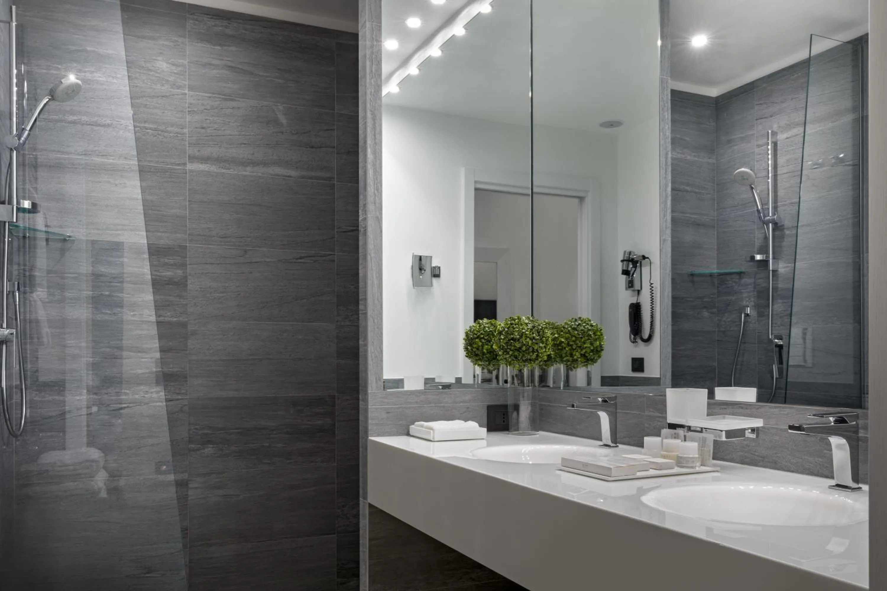 Bathroom in LHP Hotel Santa Margherita Palace & SPA