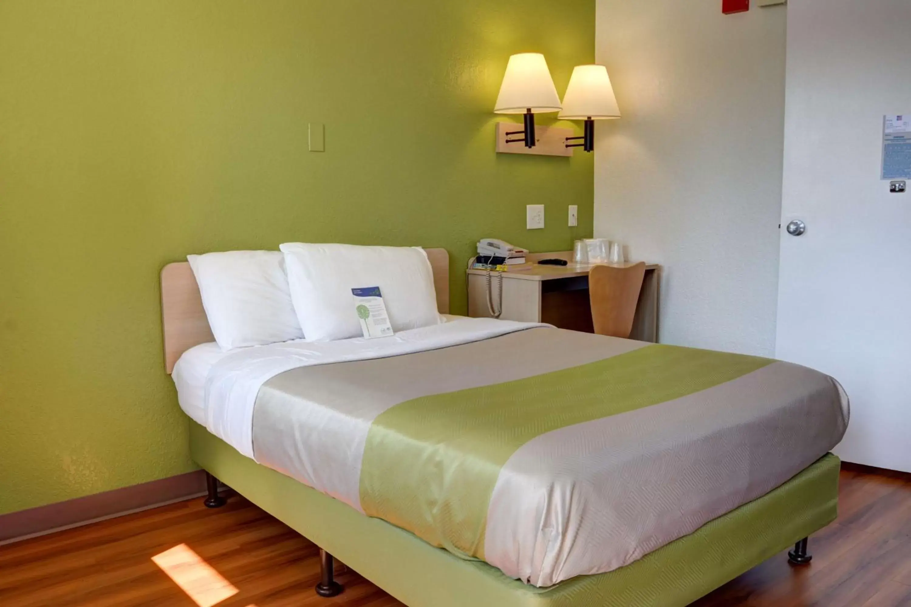 Bedroom, Bed in Motel 6-Springfield, OR - Eugene North