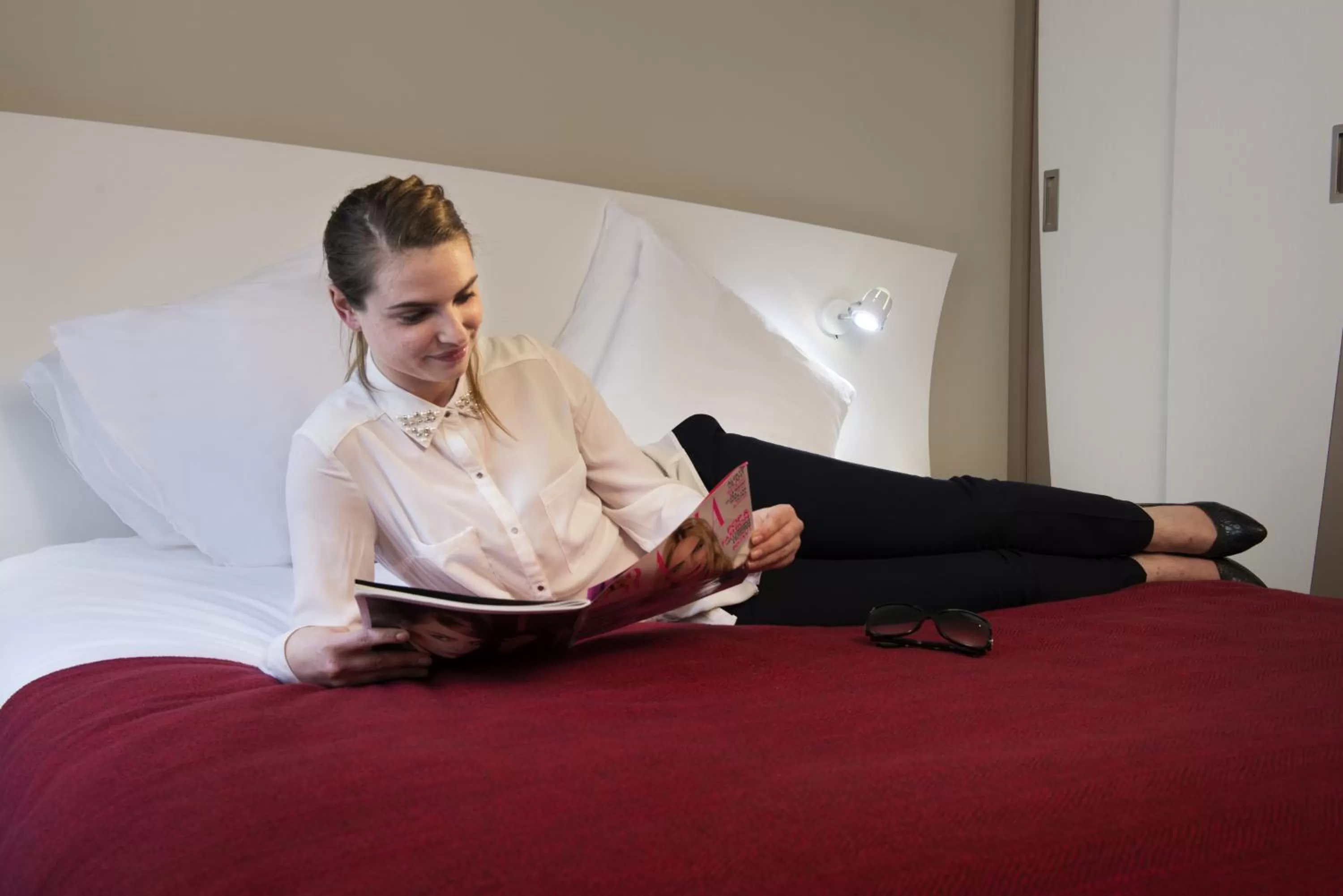 Bed in Mercure Paris Levallois