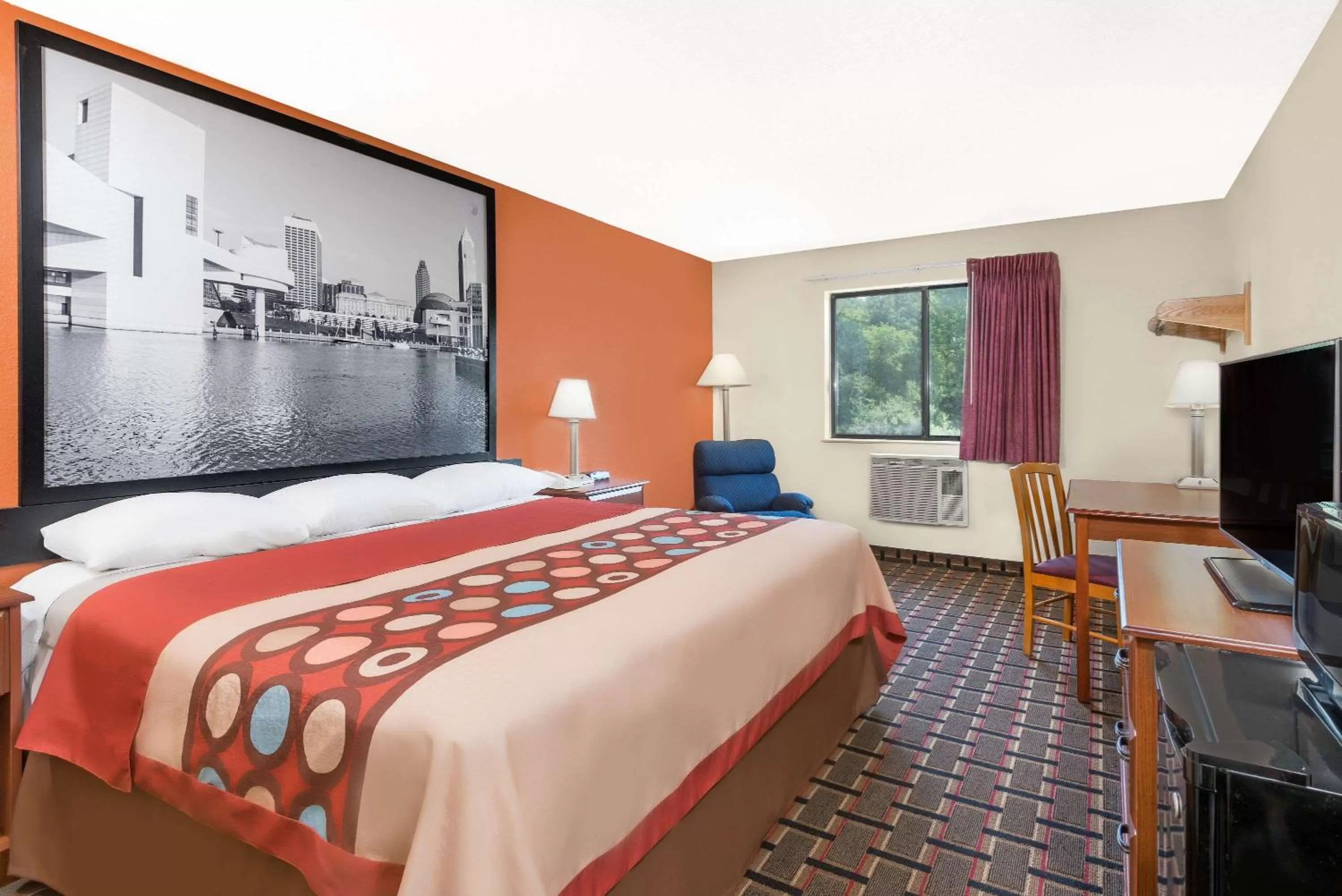 Photo of the whole room, Bed in Super 8 by Wyndham Kent/Akron Area