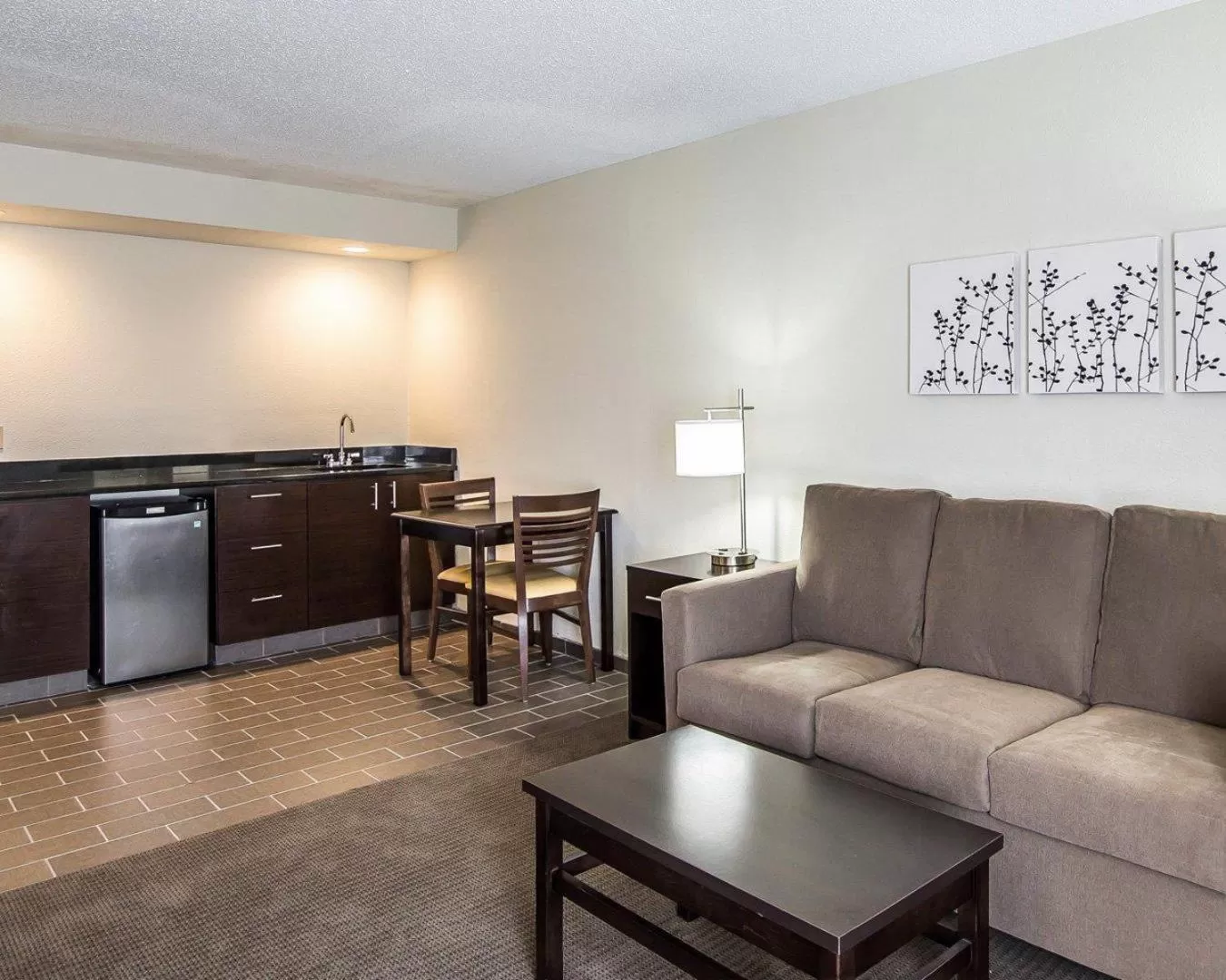 Living room in Sleep Inn South Joplin