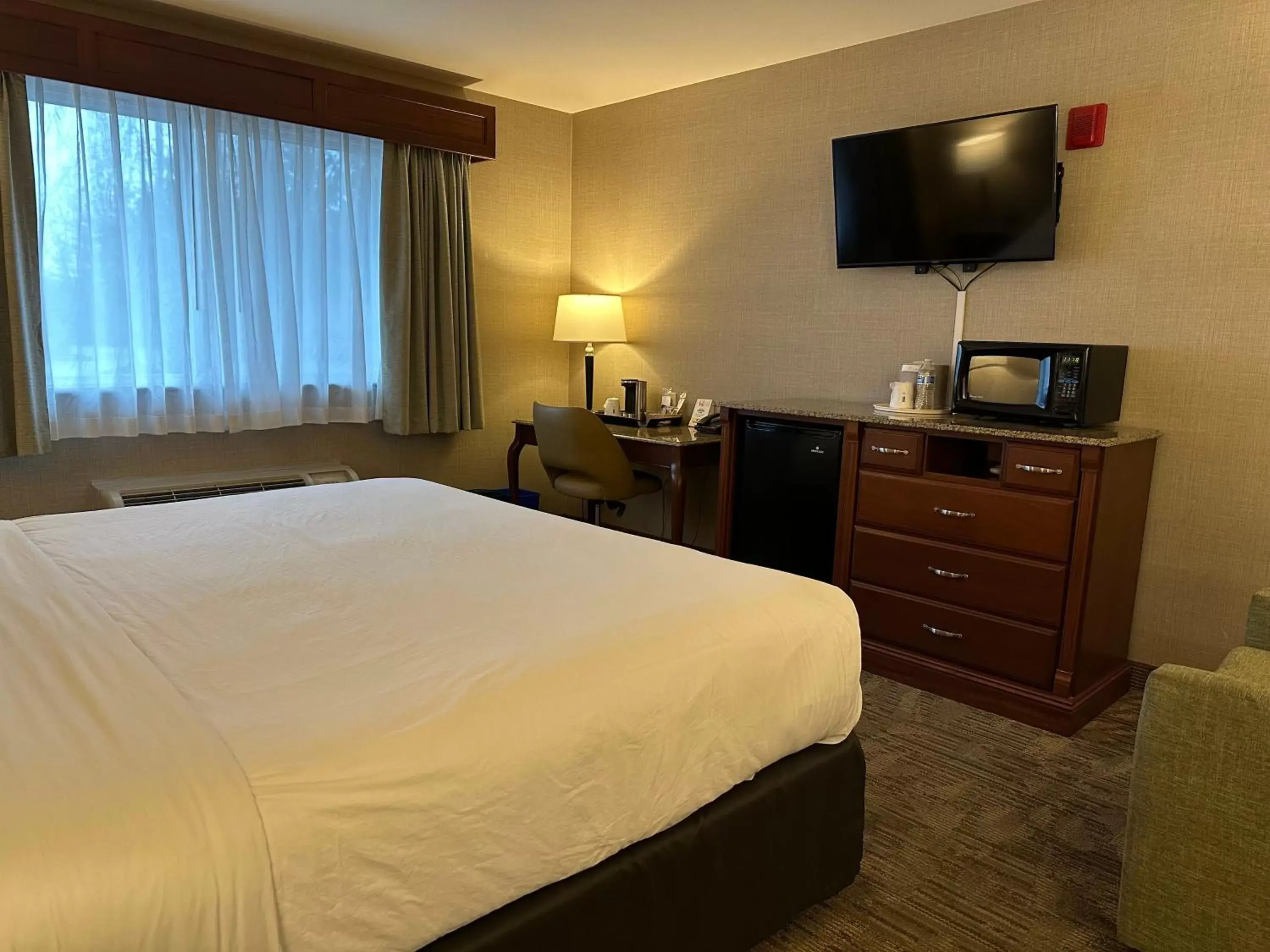 Bed in Medallion Inn and Suites