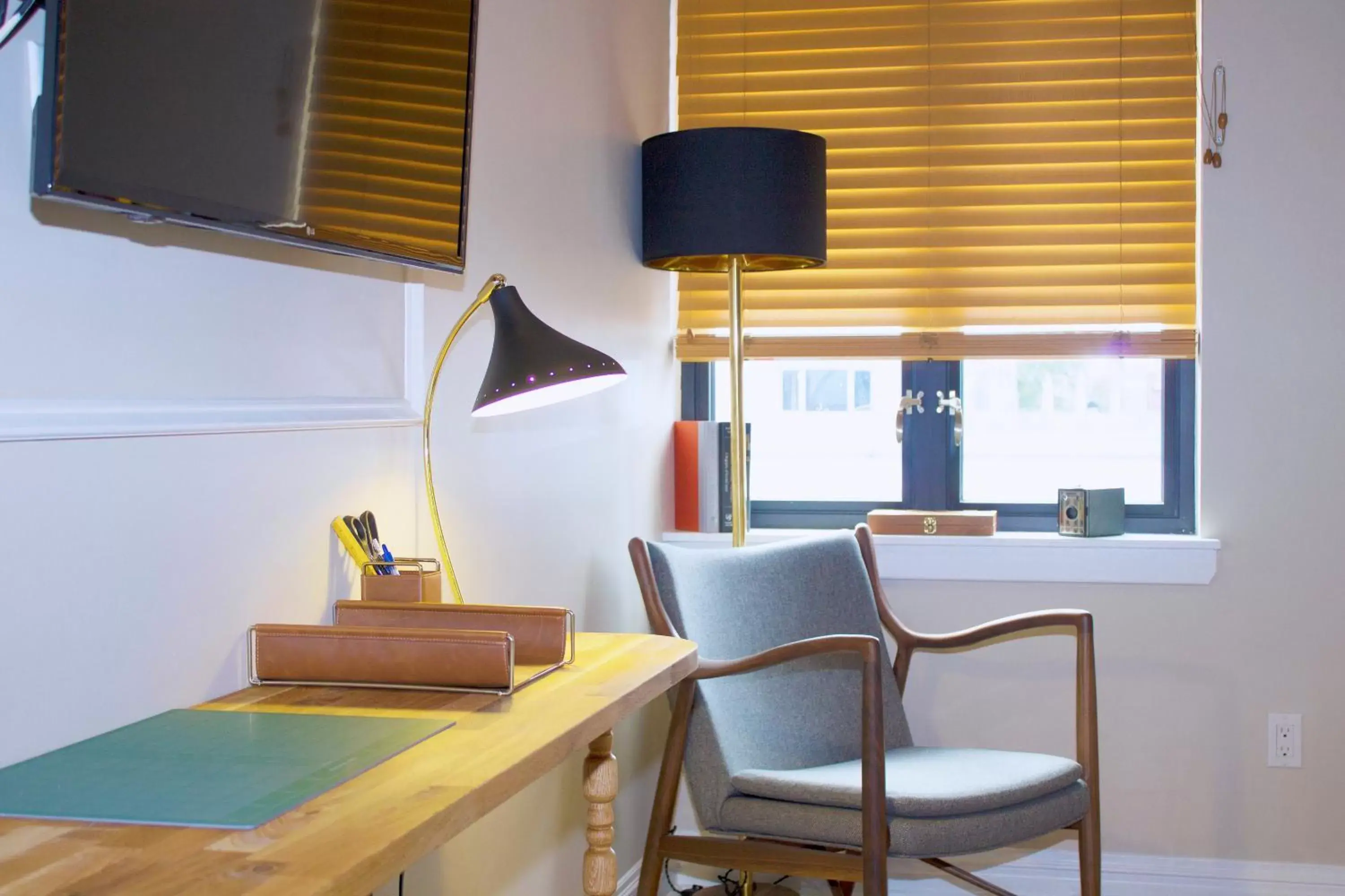 Seating area, Kitchen/Kitchenette in The Box House Hotel