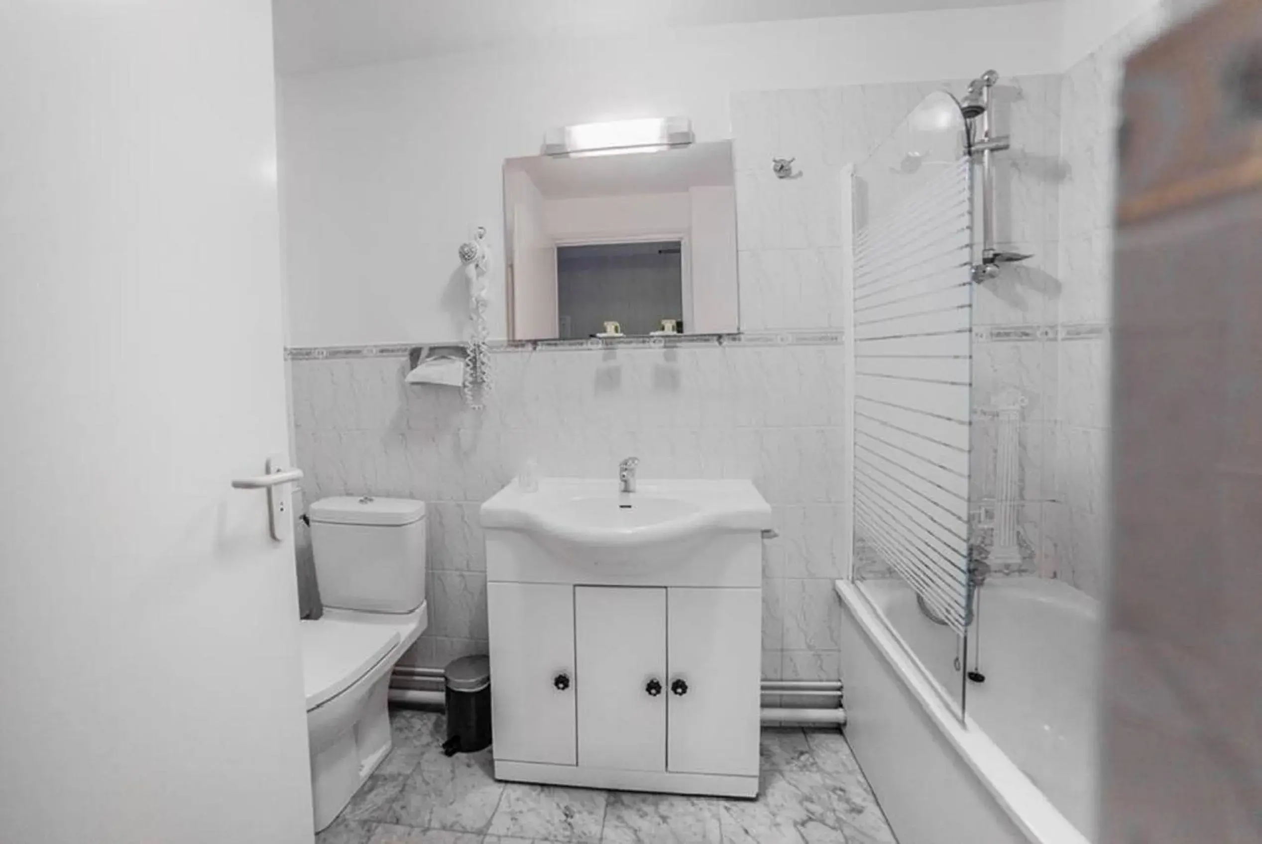 Photo of the whole room, Bathroom in Logis Les Hauts de Montreuil / Le Patio