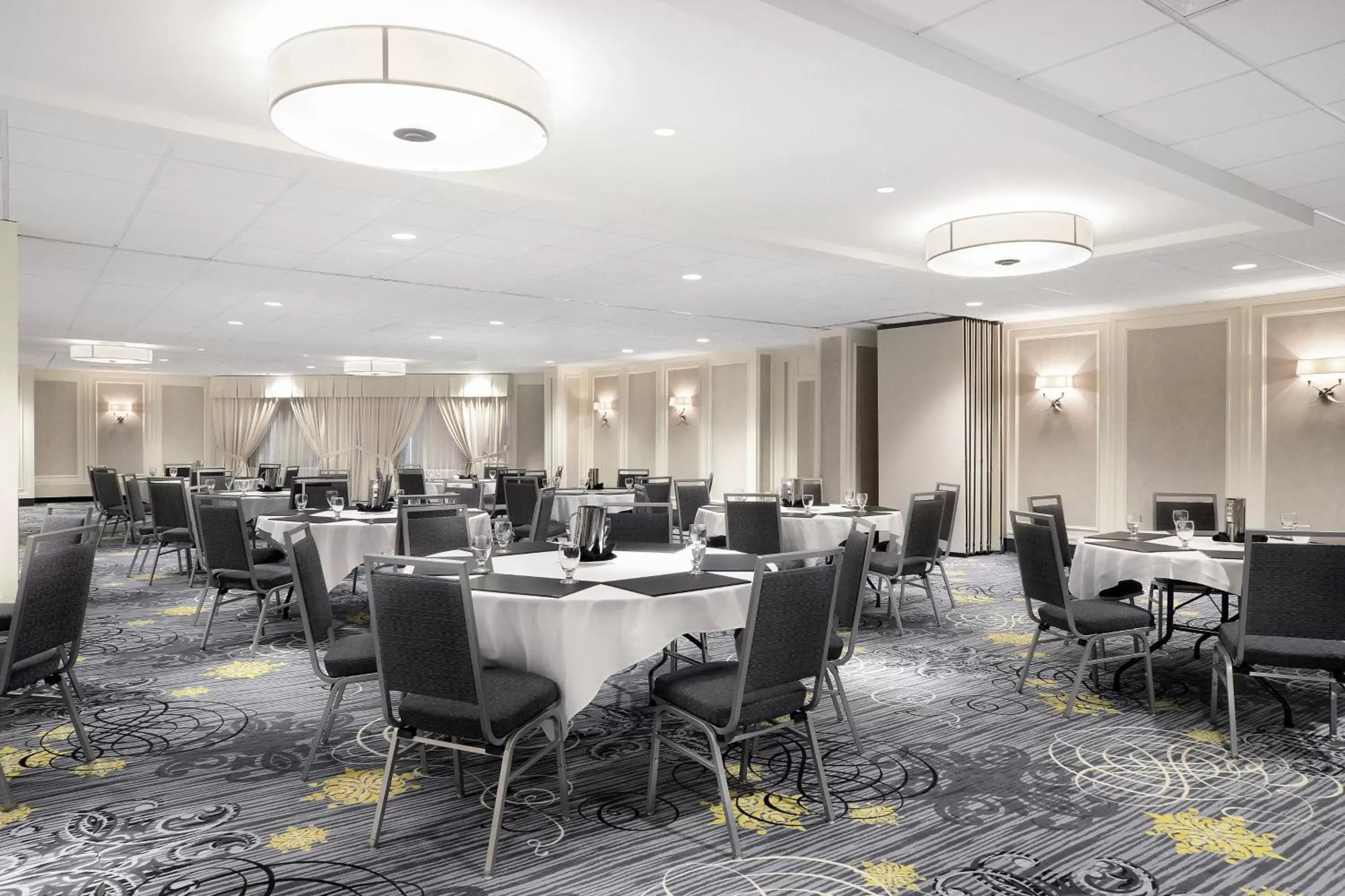 Meeting/conference room, Restaurant/Places to Eat in Sheraton Cavalier Saskatoon Hotel