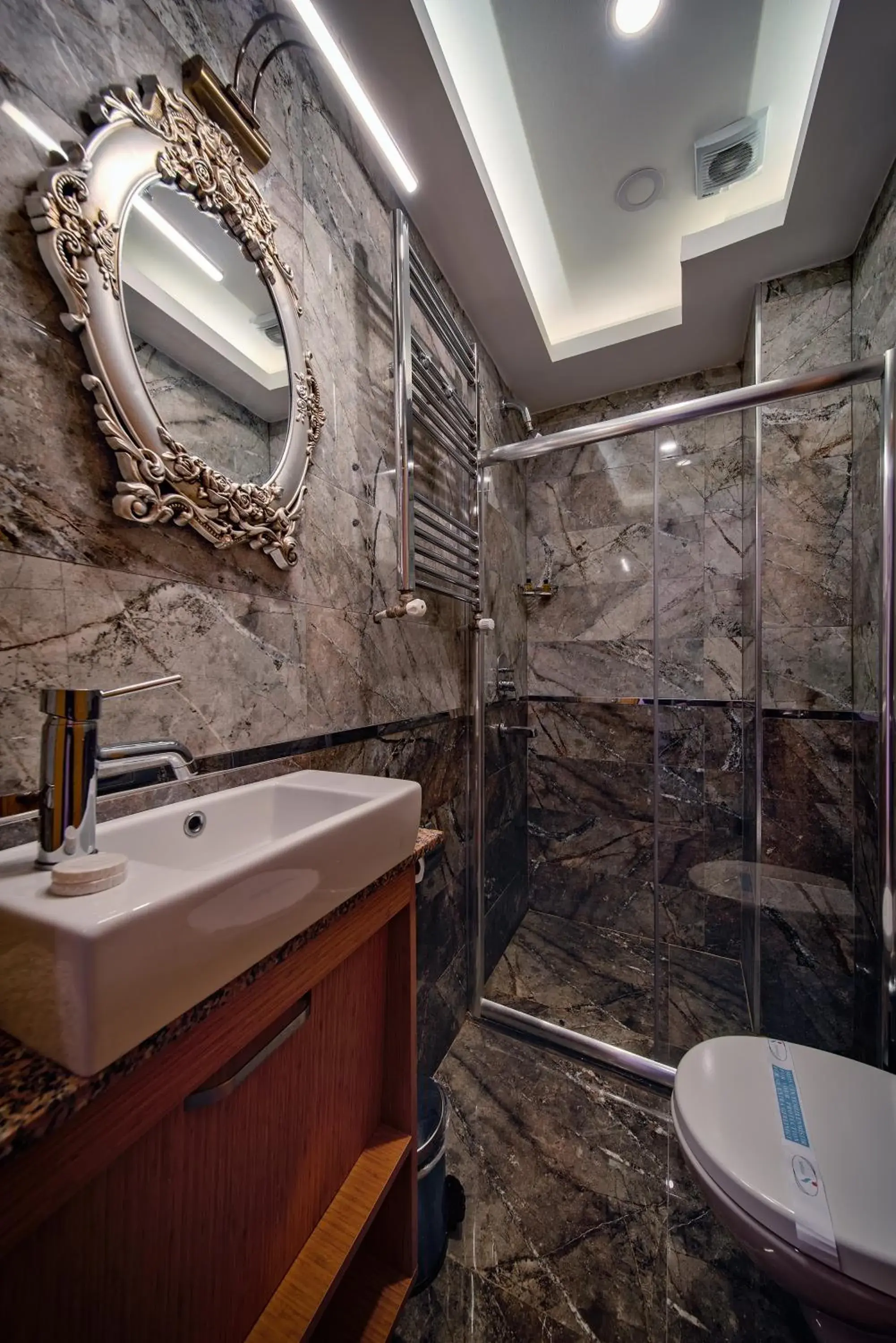 Bathroom in Gulhane Corner Hotel