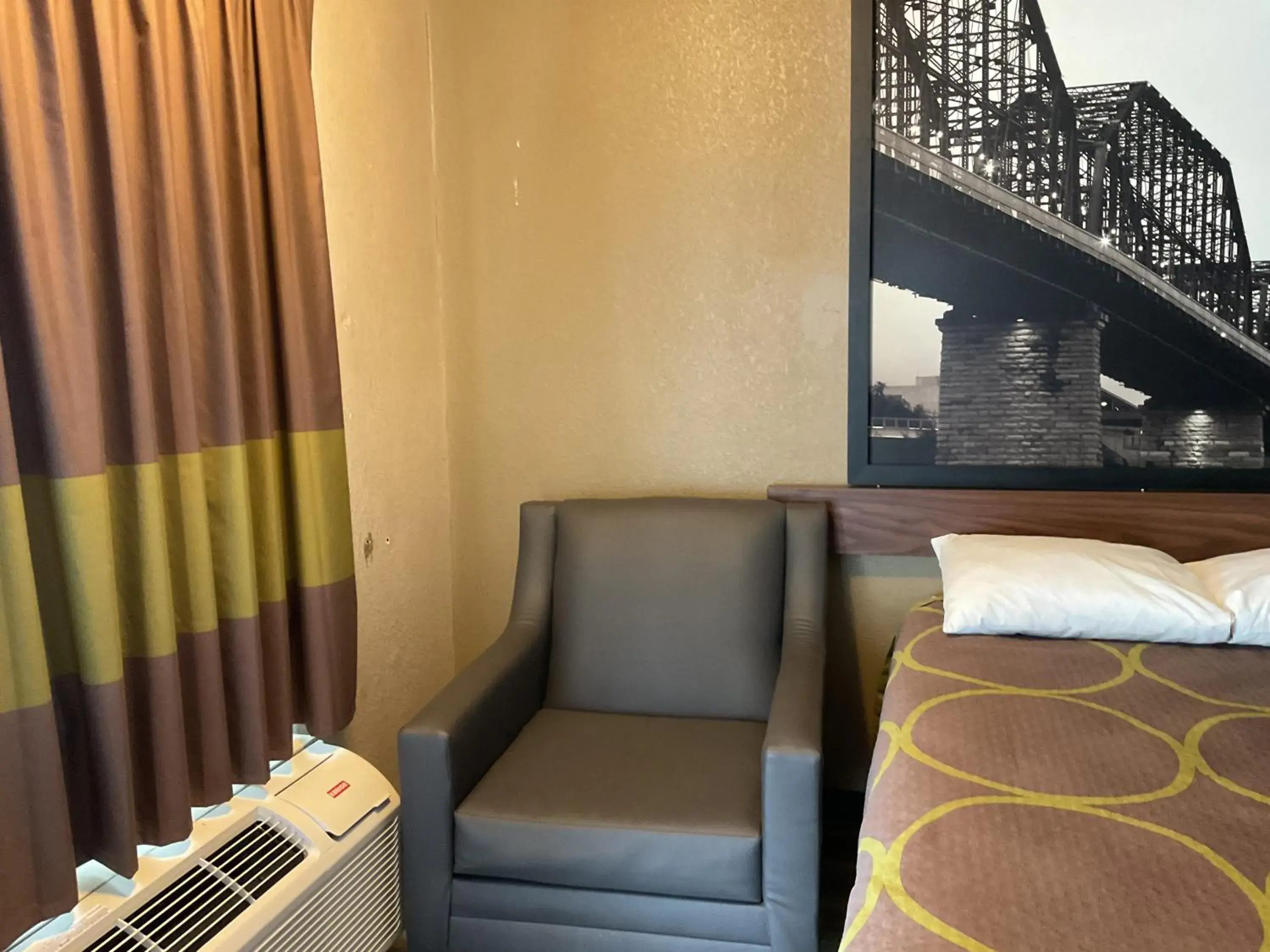 Seating Area in Super 8 by Wyndham Chattanooga/East Ridge