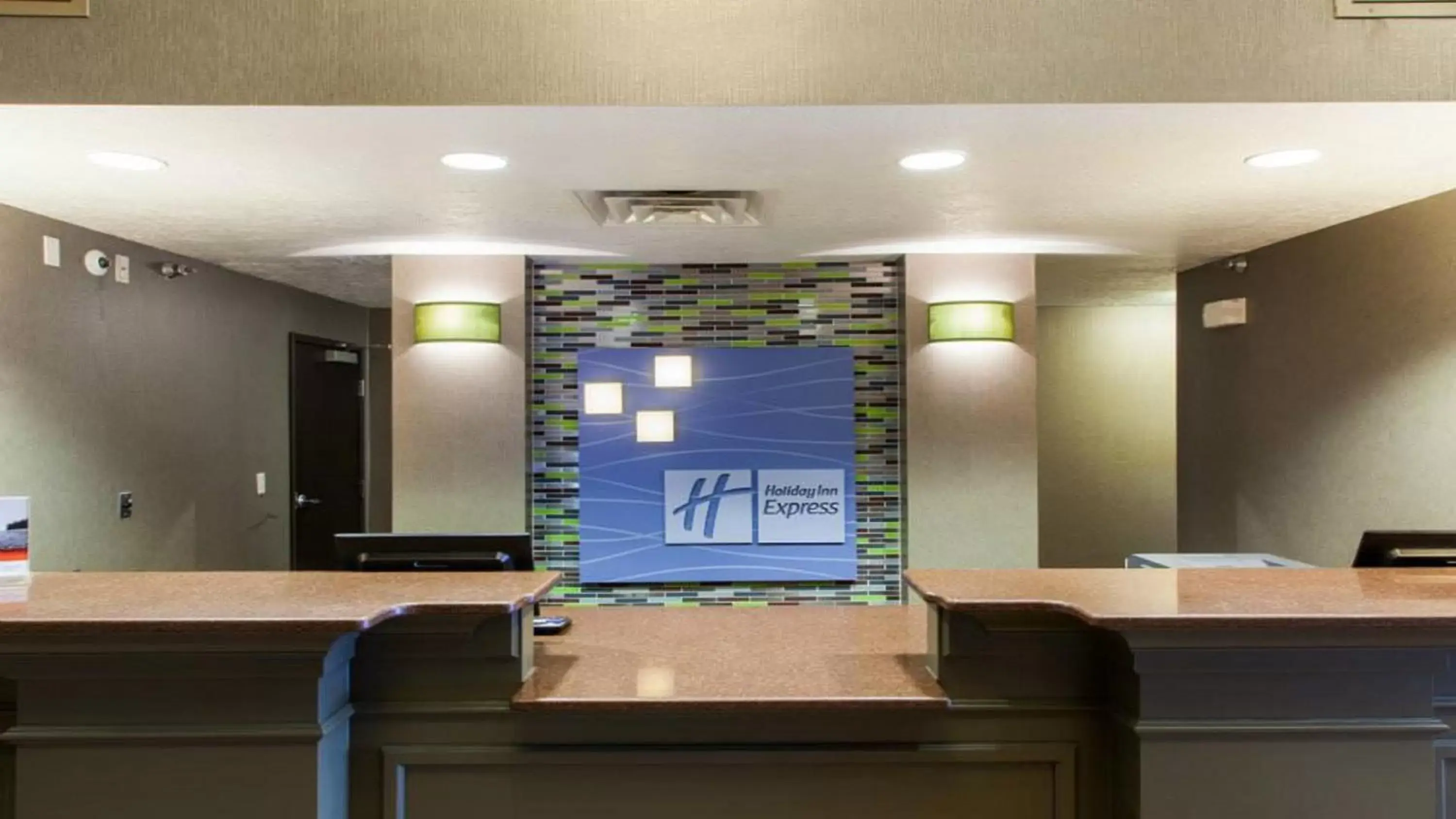 Property building in Holiday Inn Express Hotel & Suites Sioux Falls-Brandon, an IHG Hotel