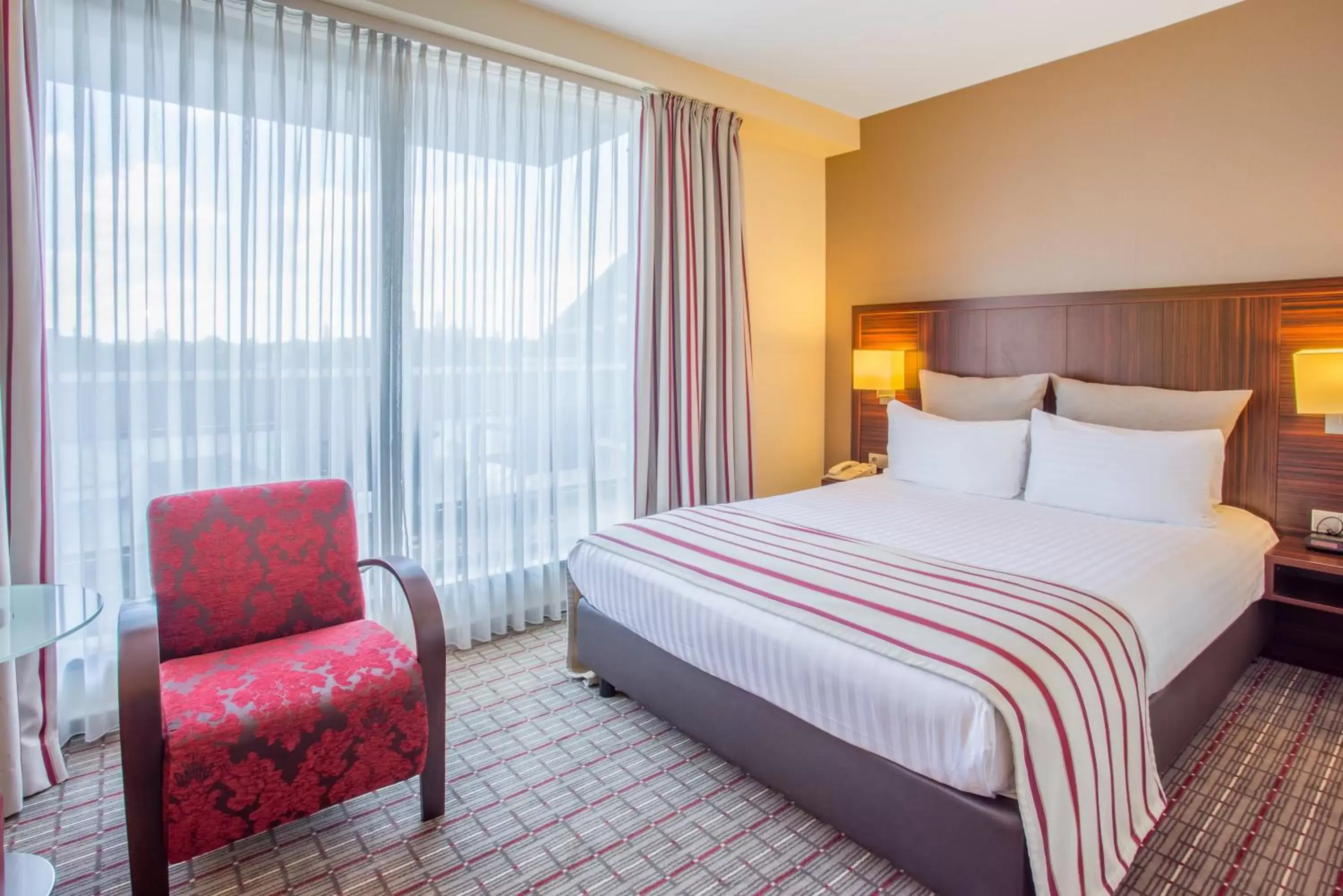 Photo of the whole room, Bed in Crowne Plaza Maastricht, an IHG Hotel