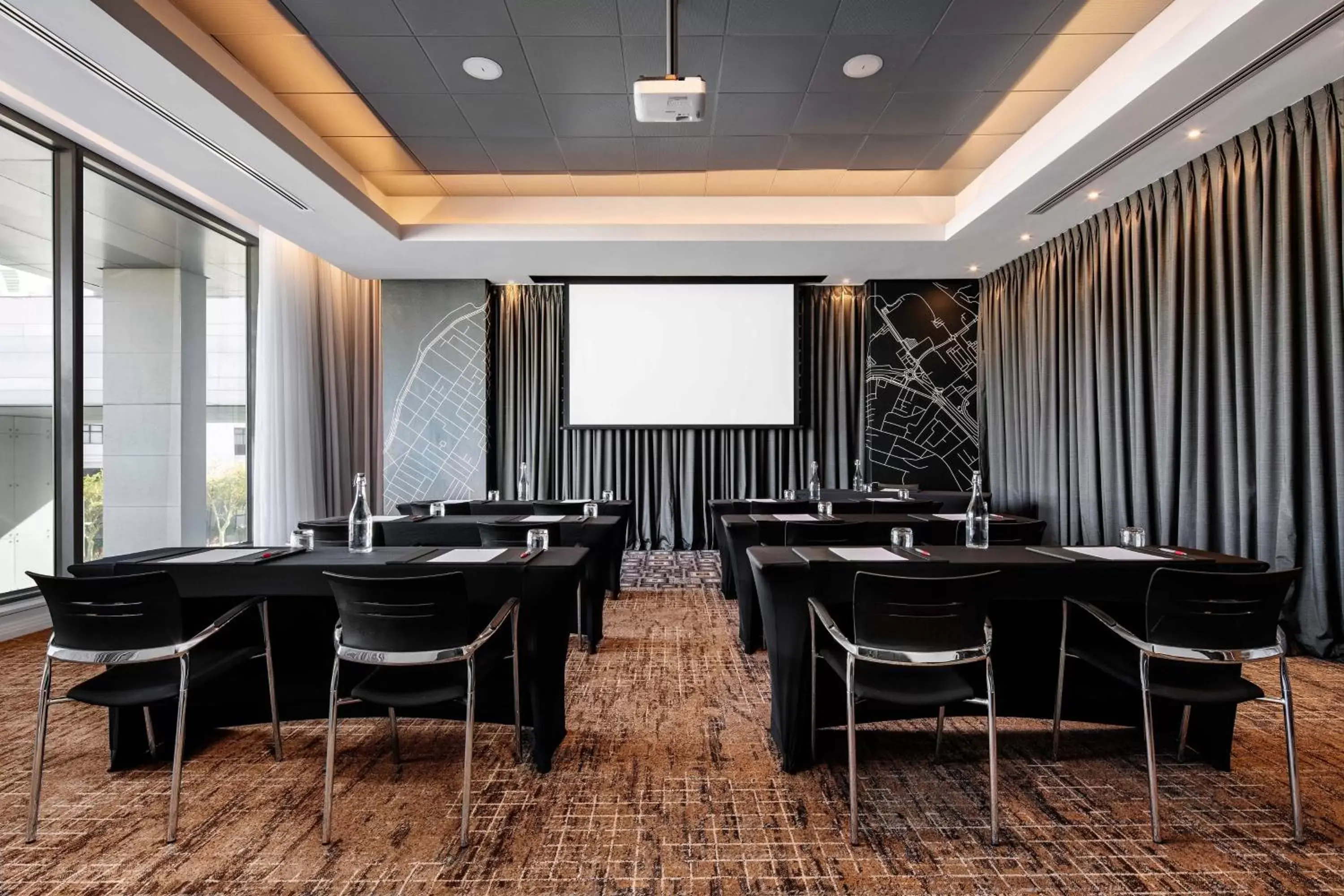 Meeting/conference room in Cape Town Marriott Hotel Crystal Towers