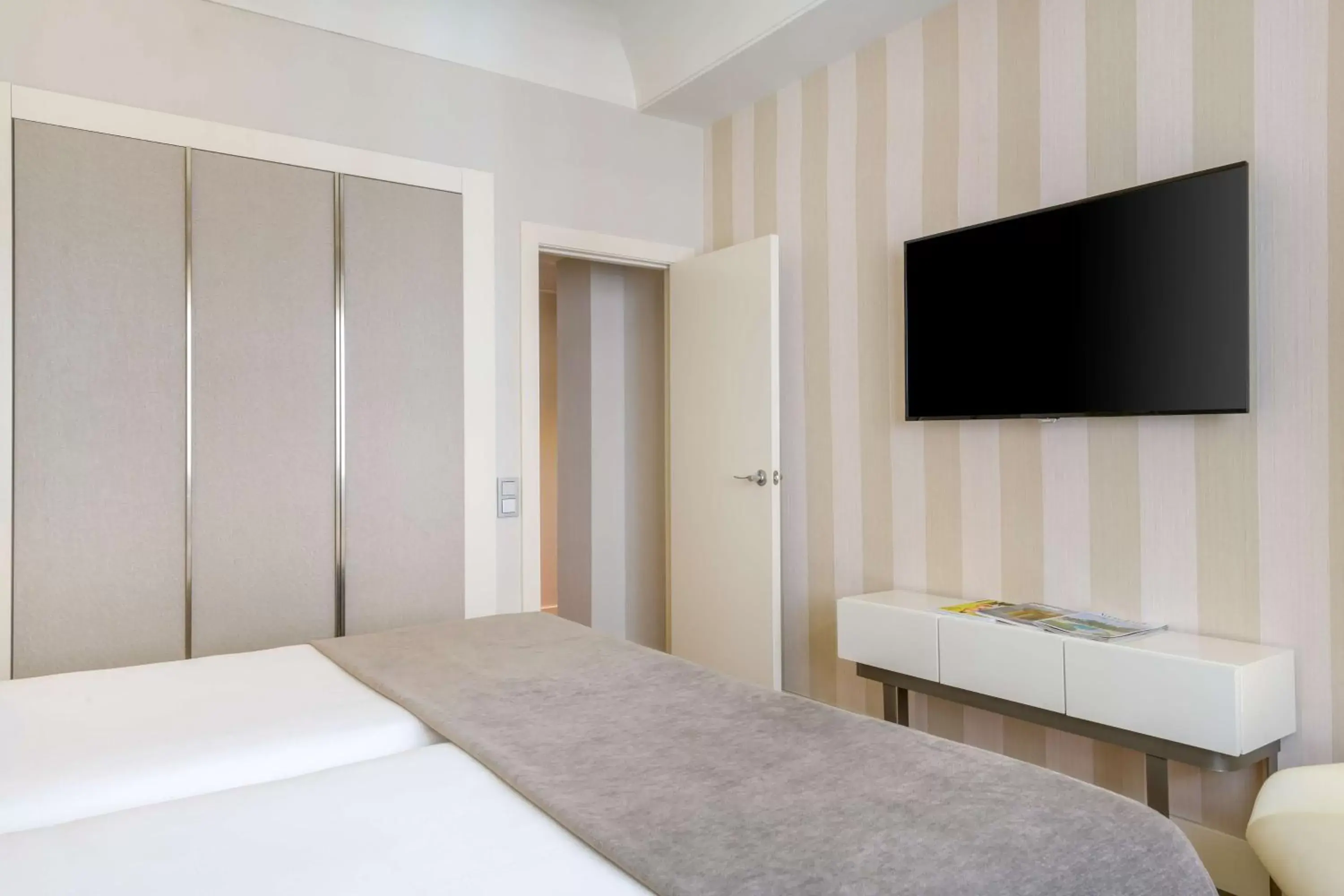 Bedroom, TV/Entertainment Center in NH Collection Madrid Colón