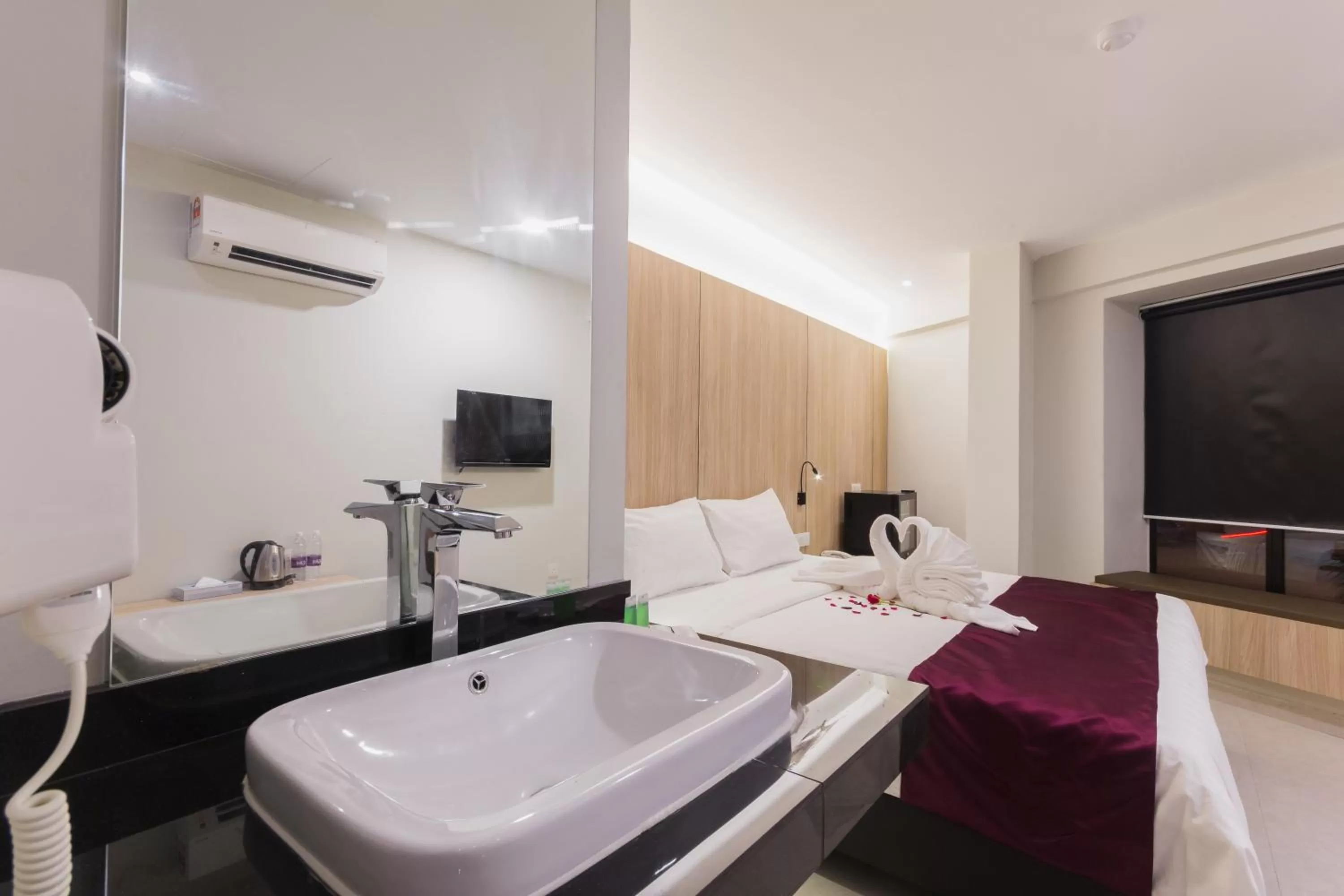 Bathroom, Bed in GM Hotel Kuantan