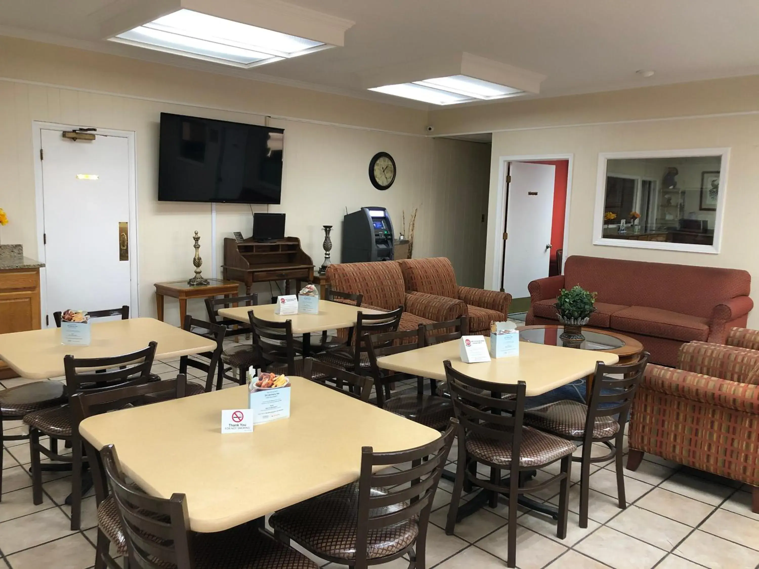 Seating area, Restaurant/Places to Eat in Travelodge by Wyndham Florence