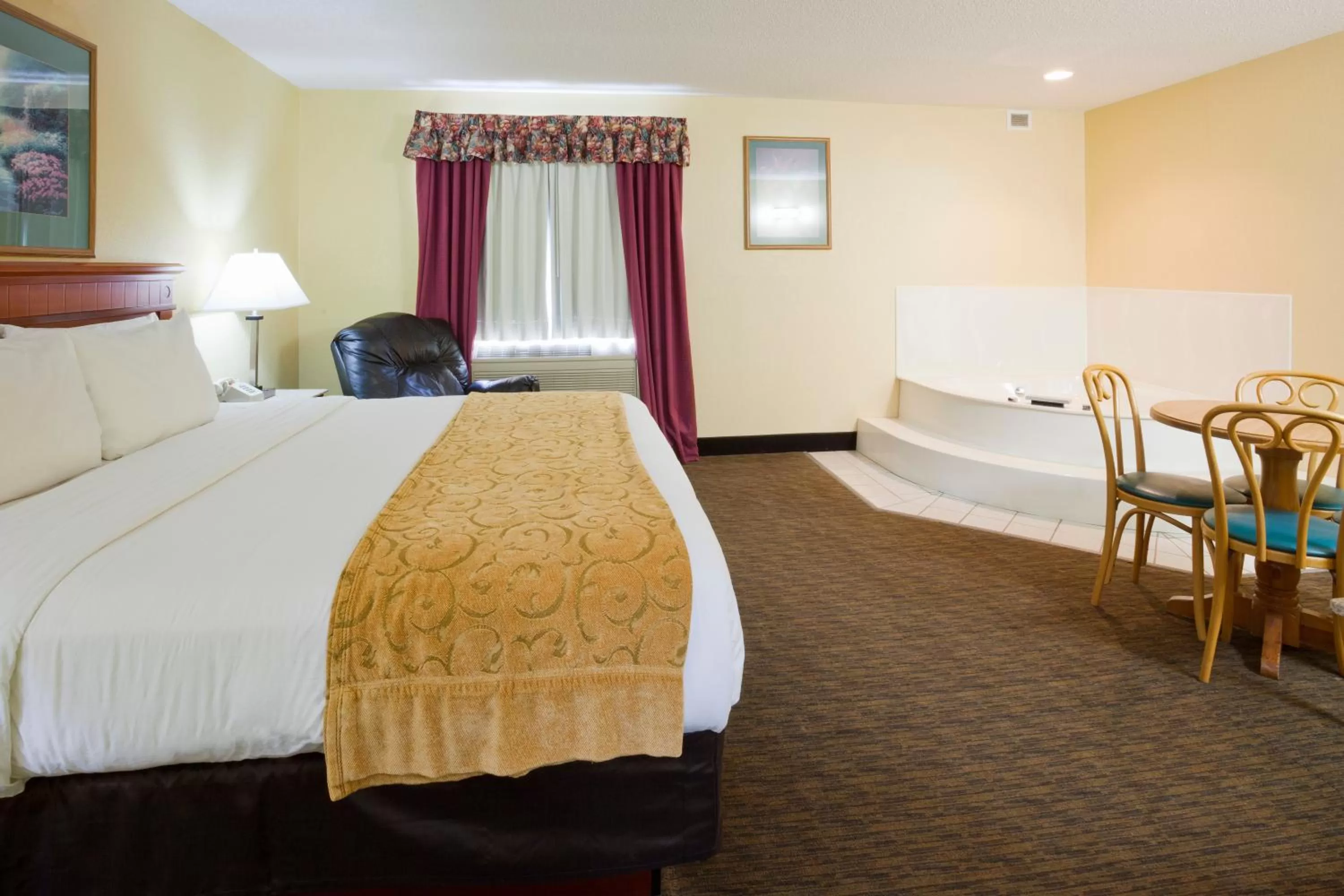 Photo of the whole room, Bed in GrandStay Hotel and Suite Waseca