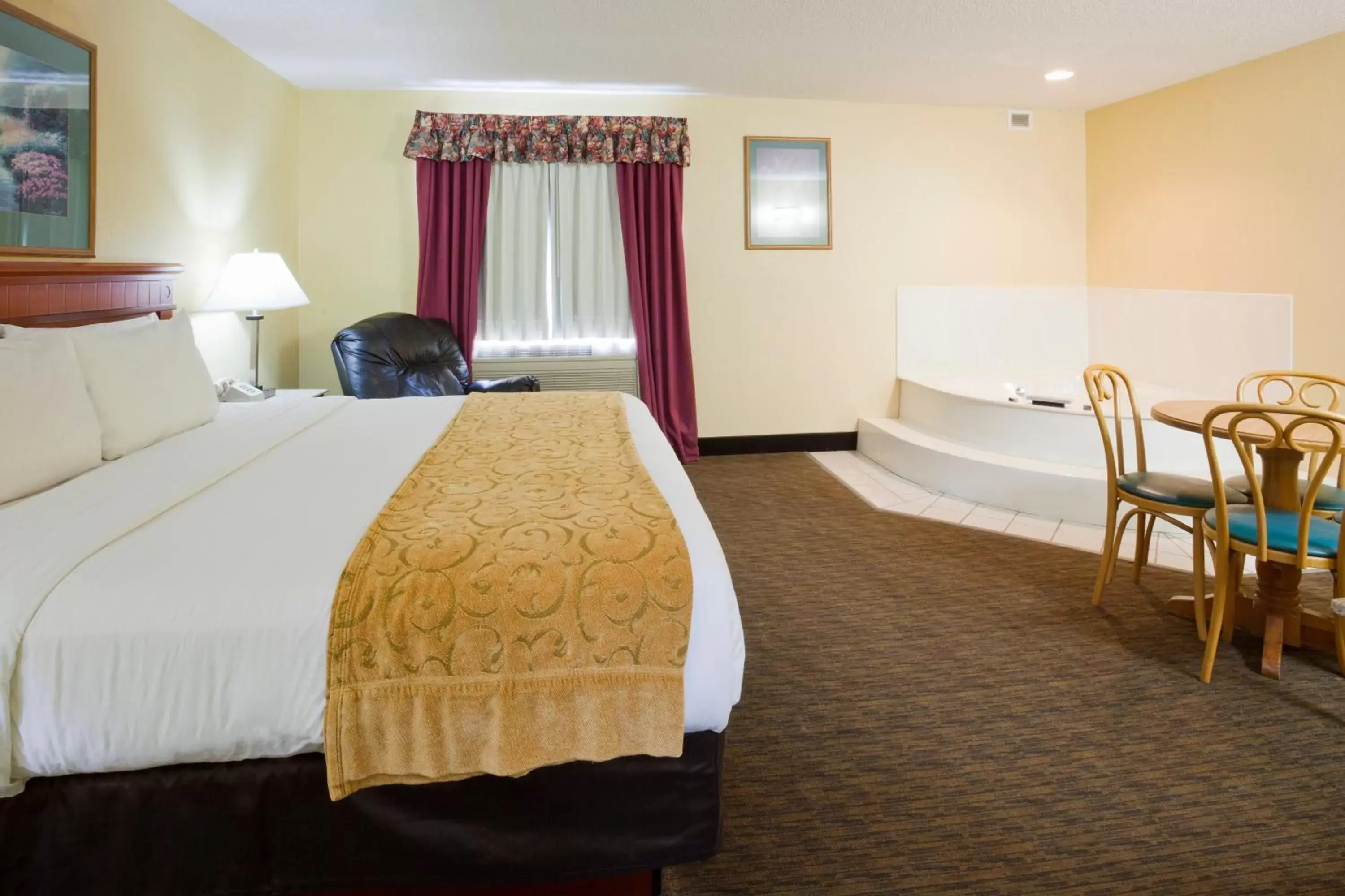 Bed in GrandStay Hotel and Suite Waseca