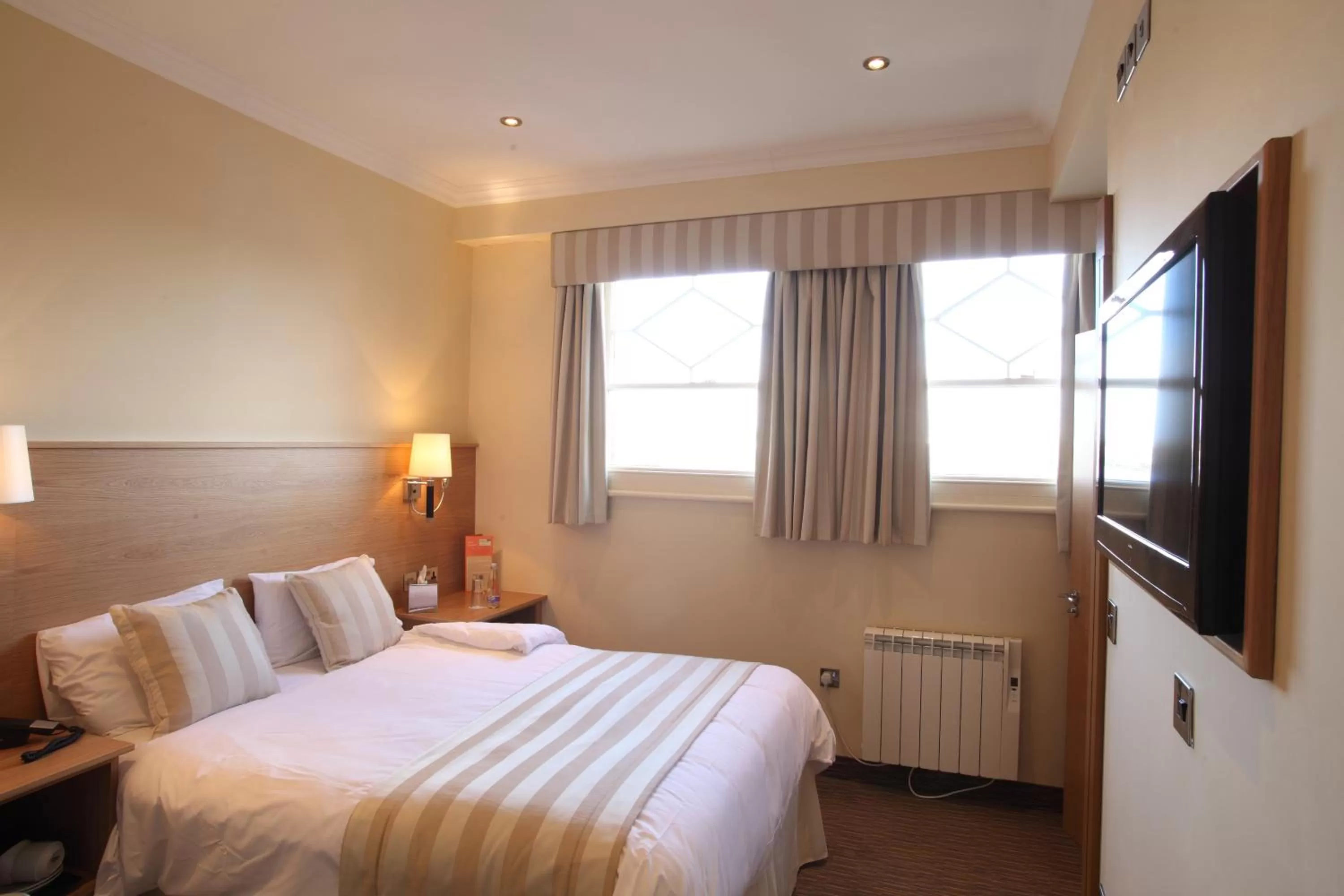 Bedroom, Bed in Pier Hotel