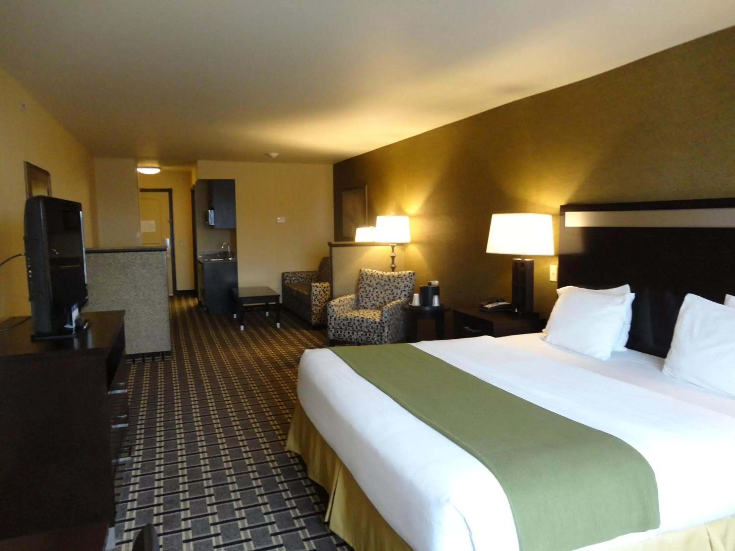 Photo of the whole room, Bed in Holiday Inn Express and Suites Limerick-Pottstown, an IHG Hotel
