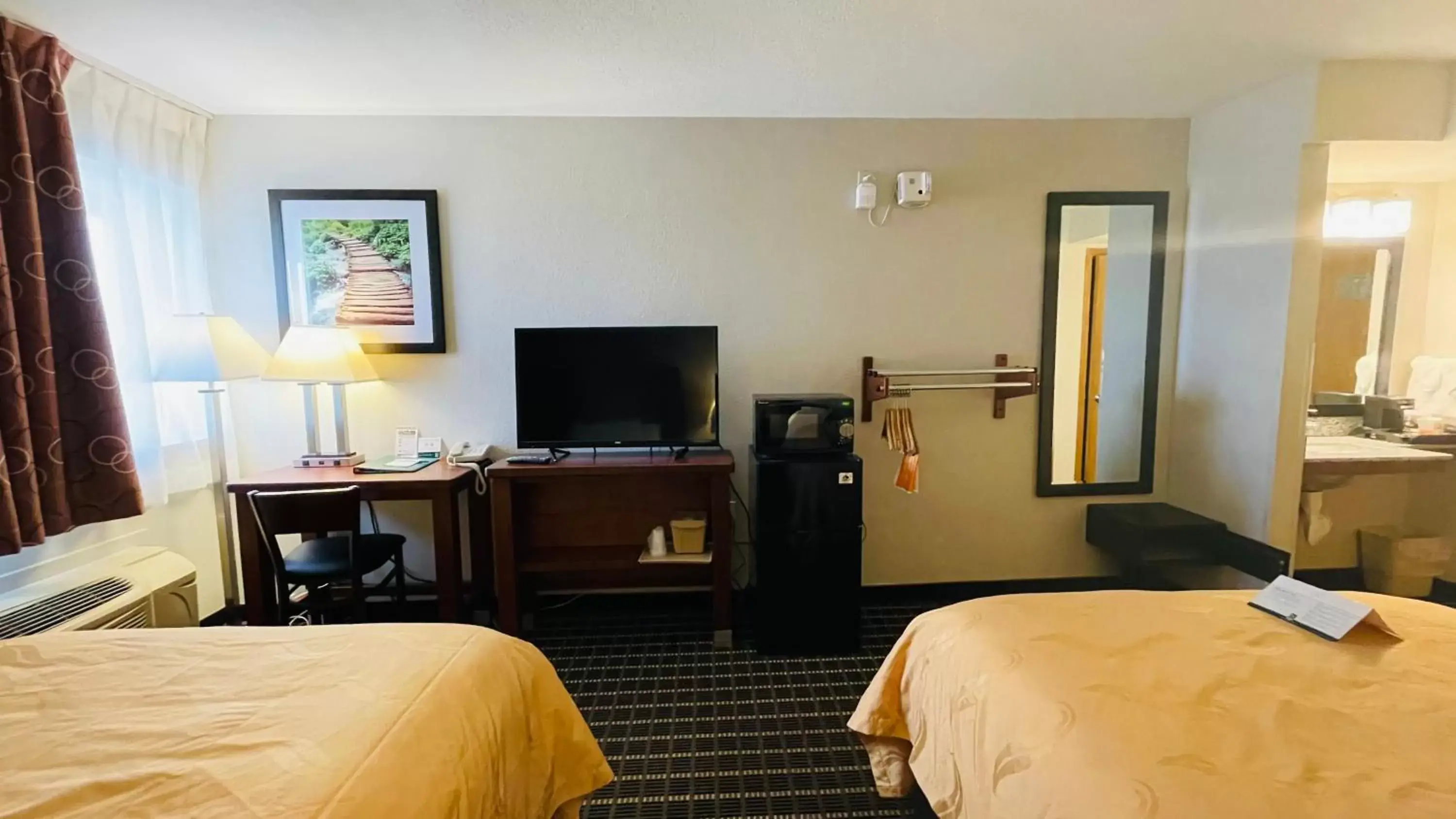 TV and multimedia, TV/Entertainment Center in Quality Inn Madison West Near University Area