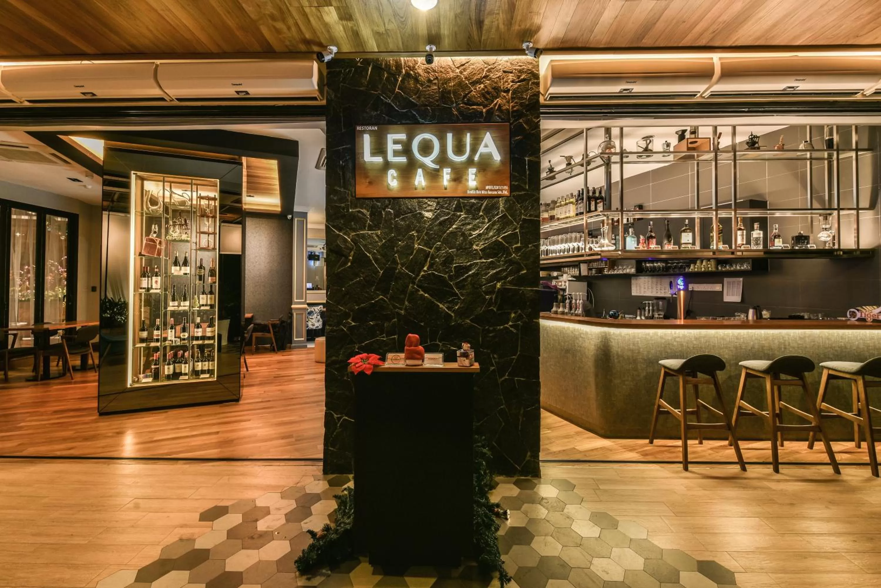 Restaurant/places to eat in Mood Hotel