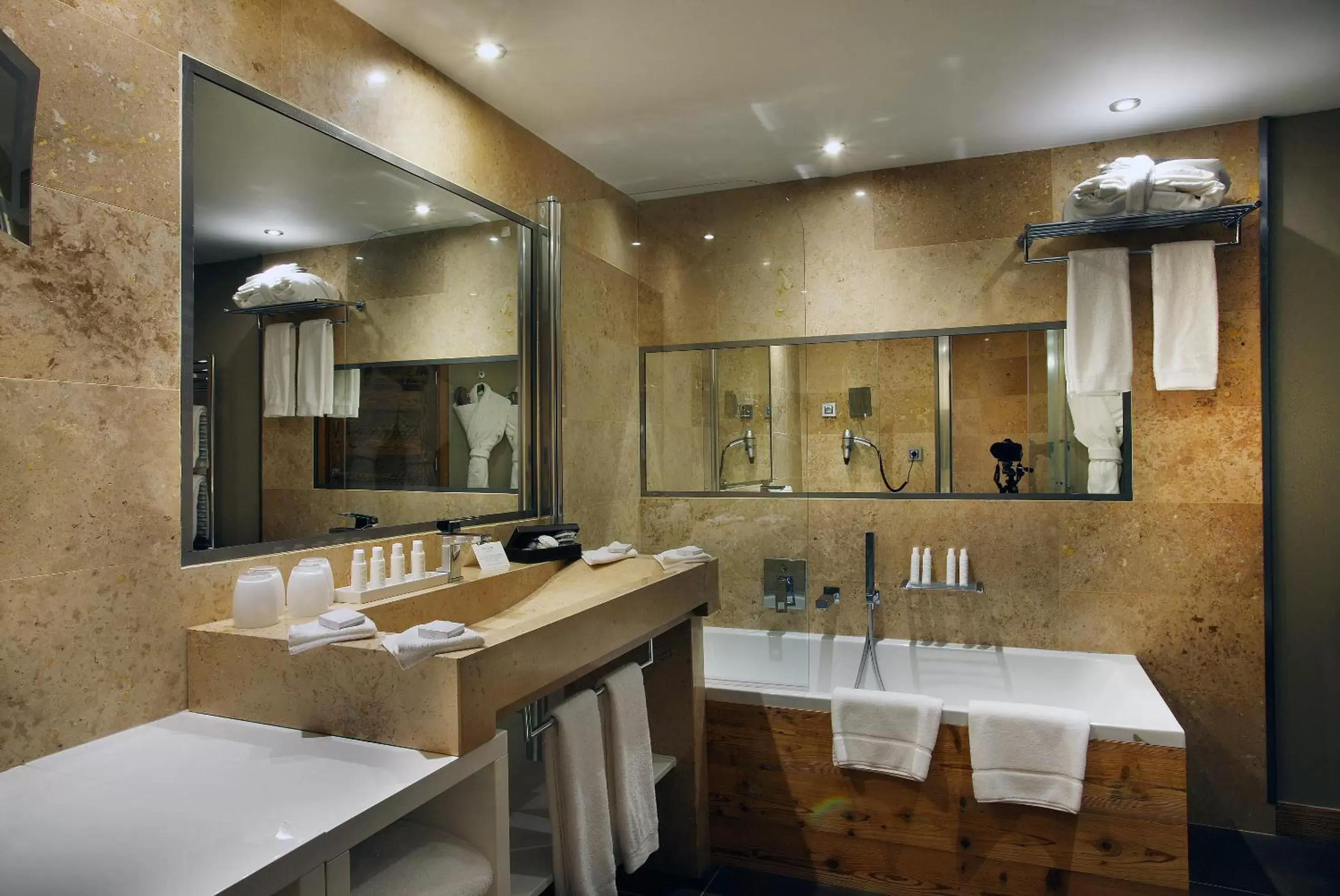 Bathroom in Hôtel Koh-I Nor by Les Etincelles