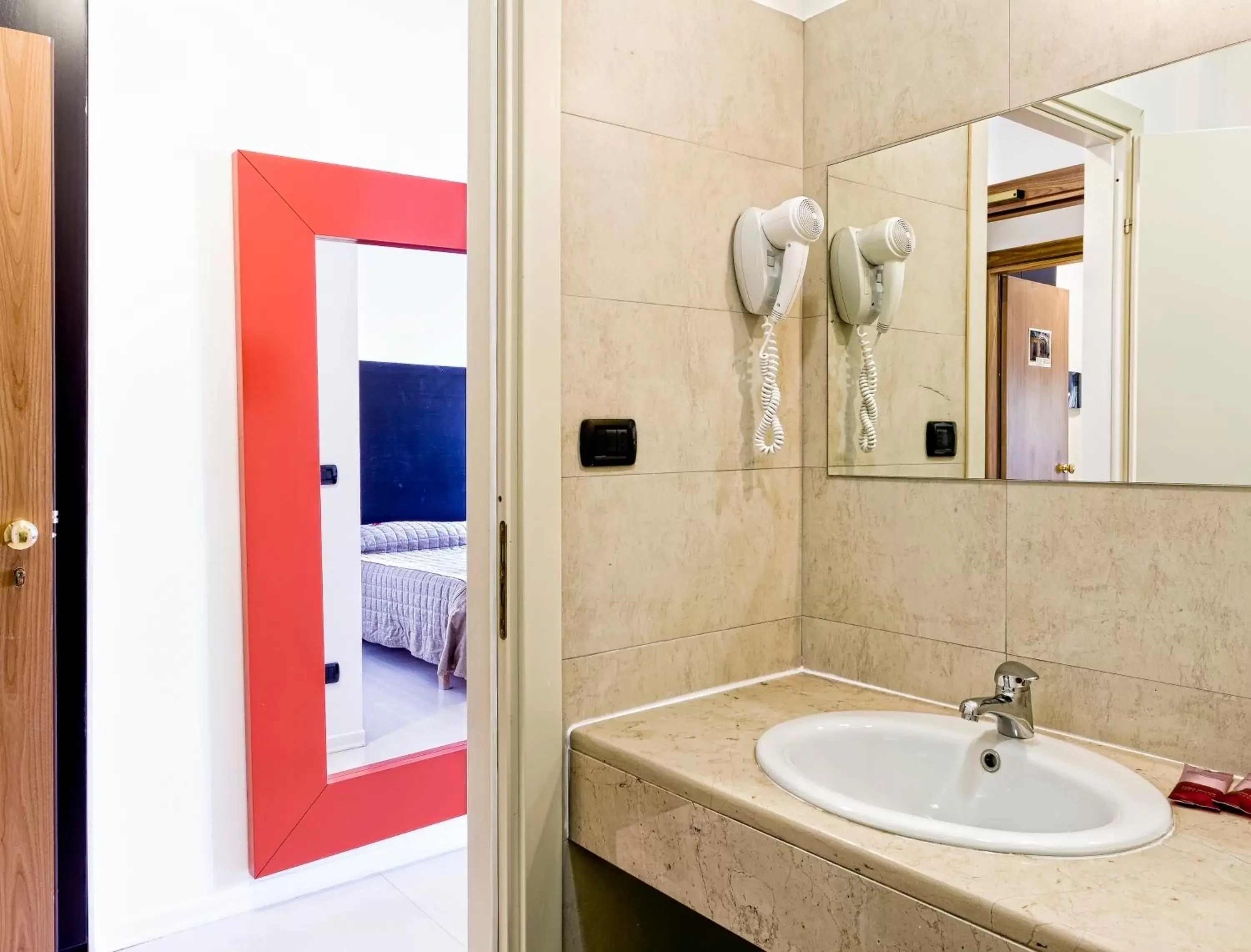 Shower, Bathroom in Hotel Colucci