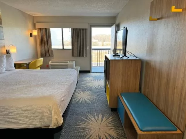 Bedroom in Days Inn by Wyndham Cloverdale Greencastle