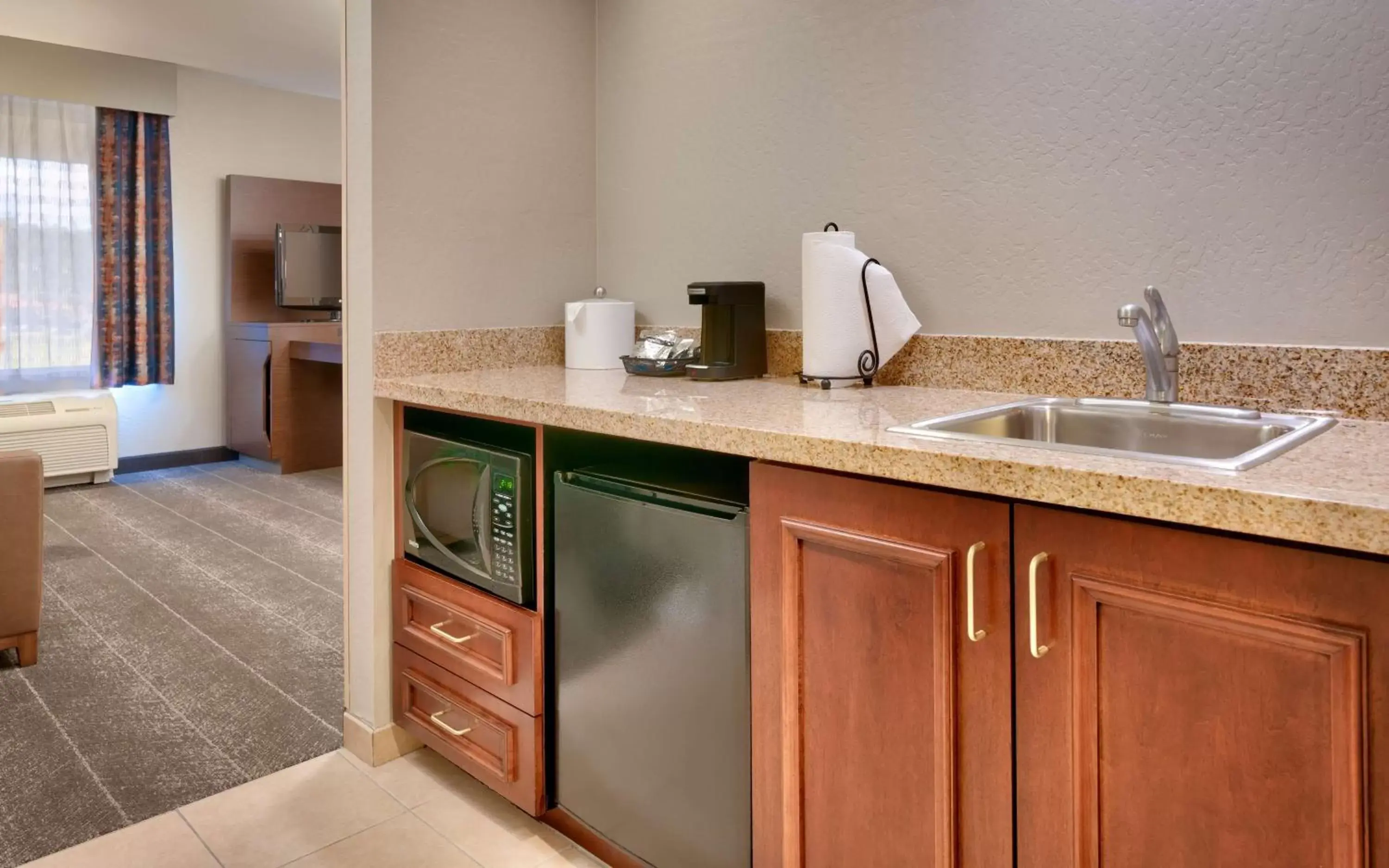 Bedroom, Kitchen/Kitchenette in Hampton Inn & Suites Show Low-Pinetop