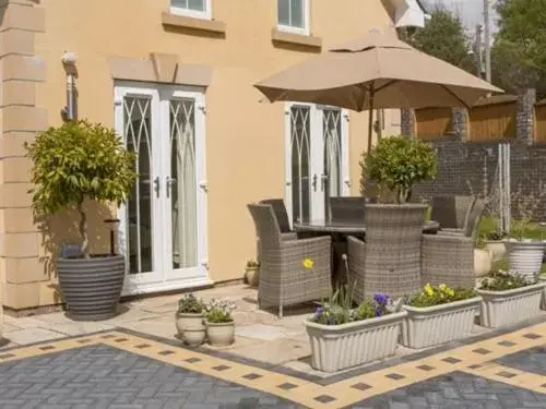 Property building in Queen Bee & B Property building in Queen Bee & B