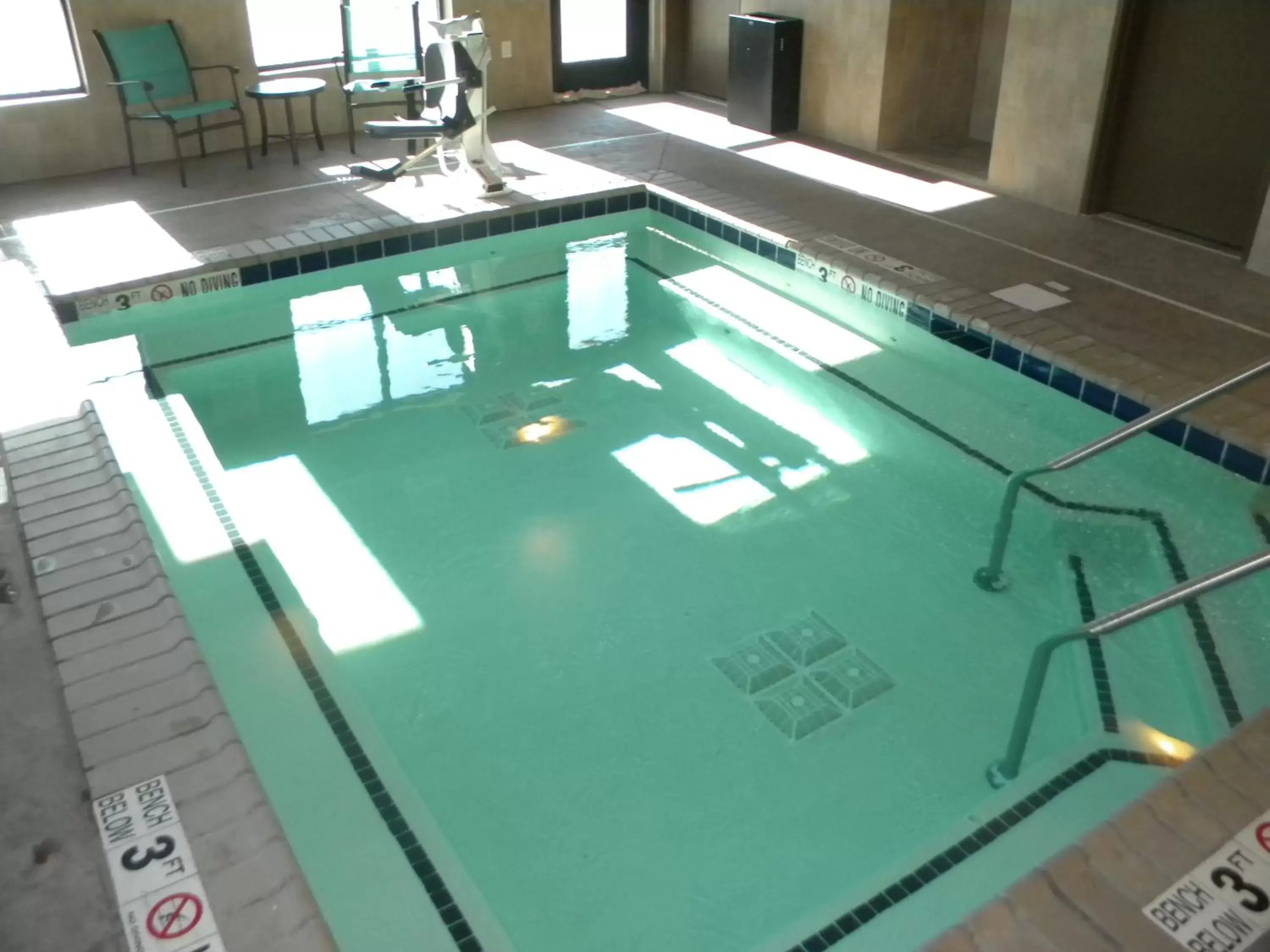 Hot Tub, Swimming Pool in Teddy's Residential Suites Watford City