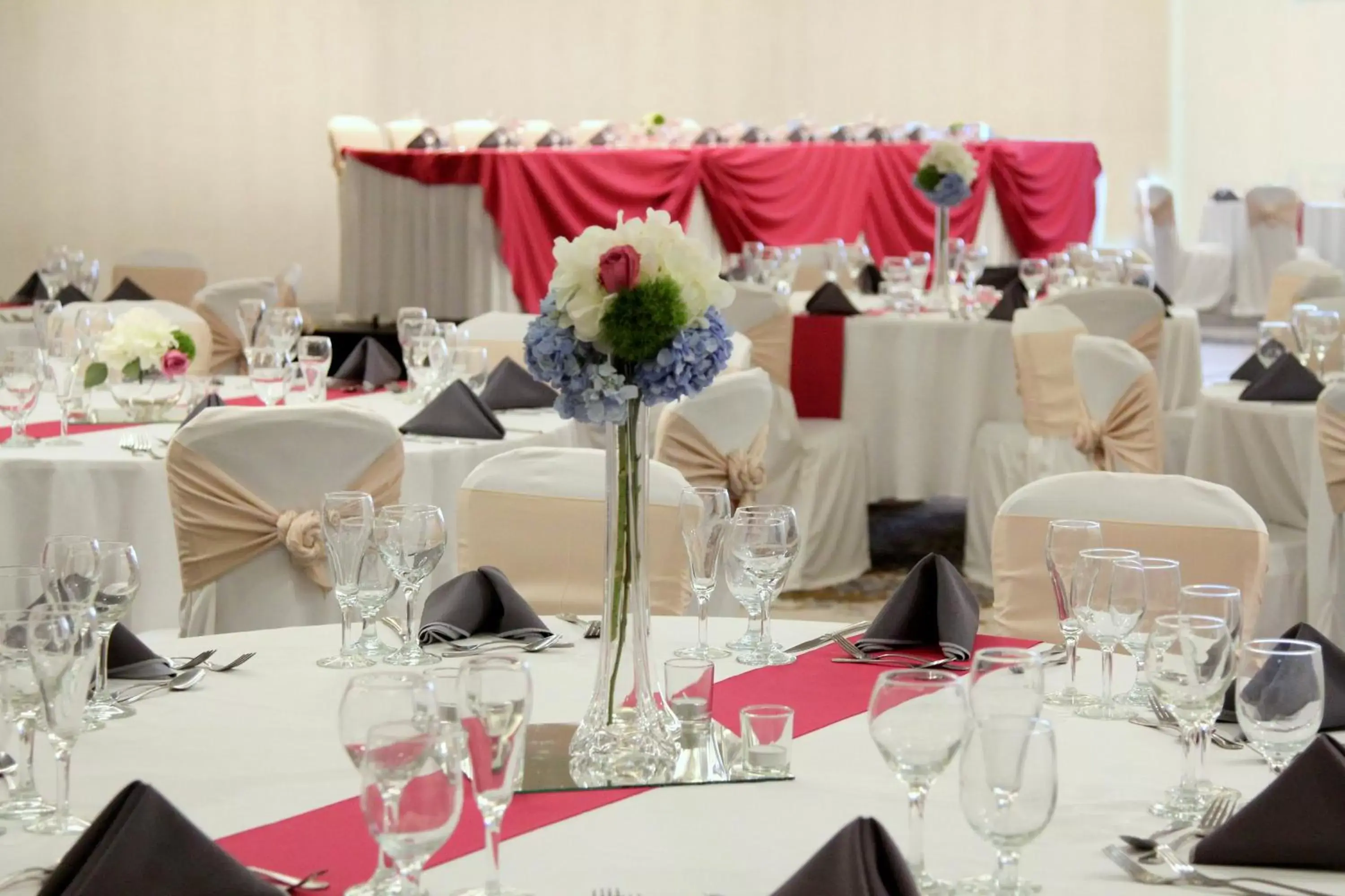 Banquet/Function facilities, Restaurant/Places to Eat in Crowne Plaza Chicago-Northbrook, an IHG Hotel