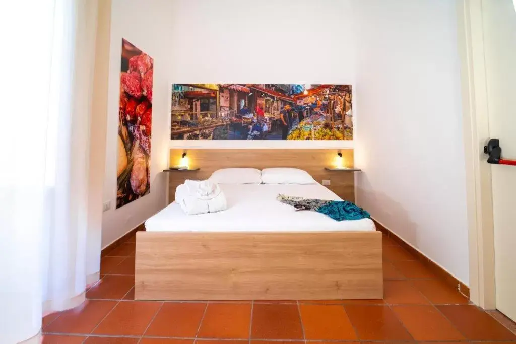 Bed in Ballaro' Hotel - Budget Room