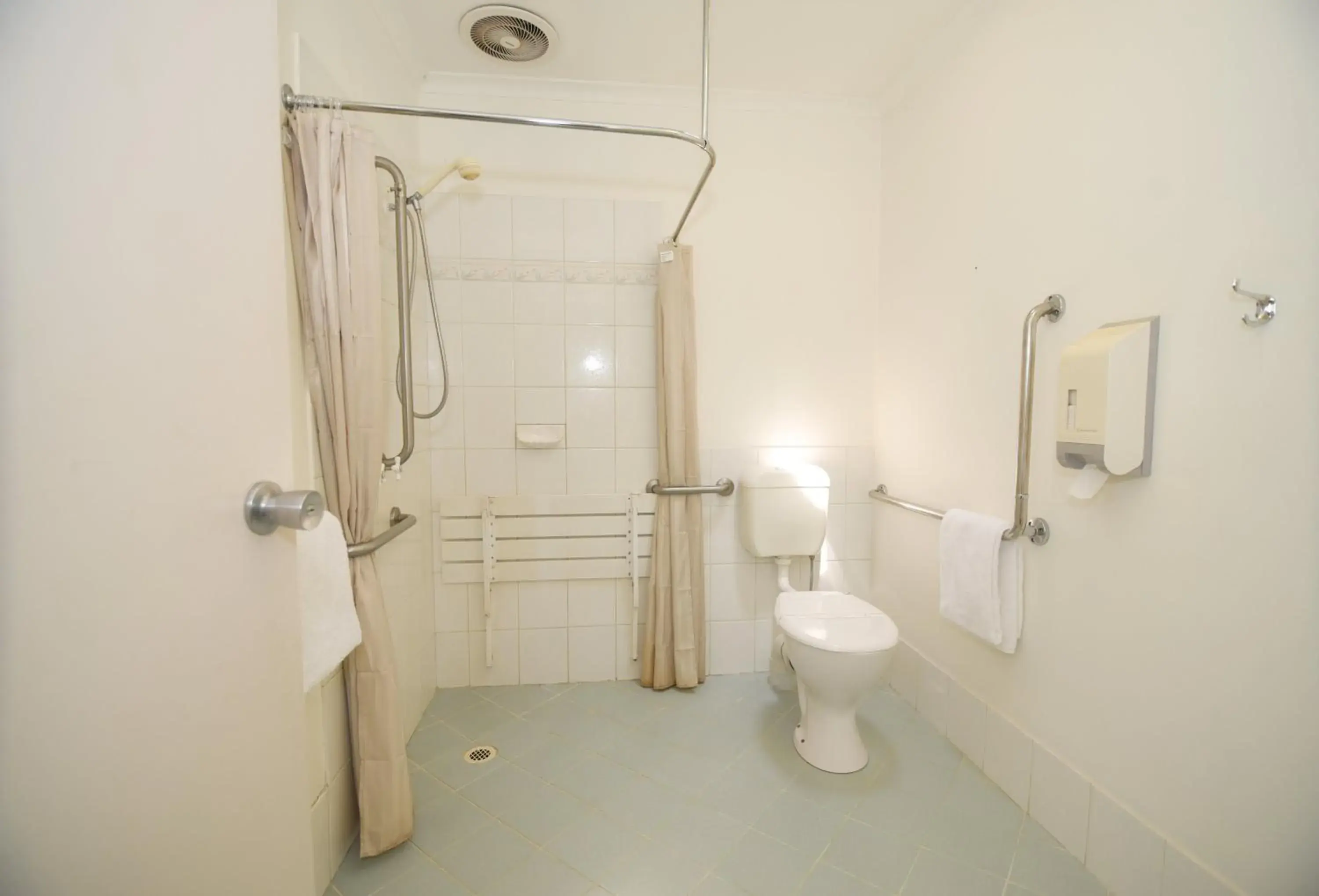 Bathroom in Sandown Heritage Motel