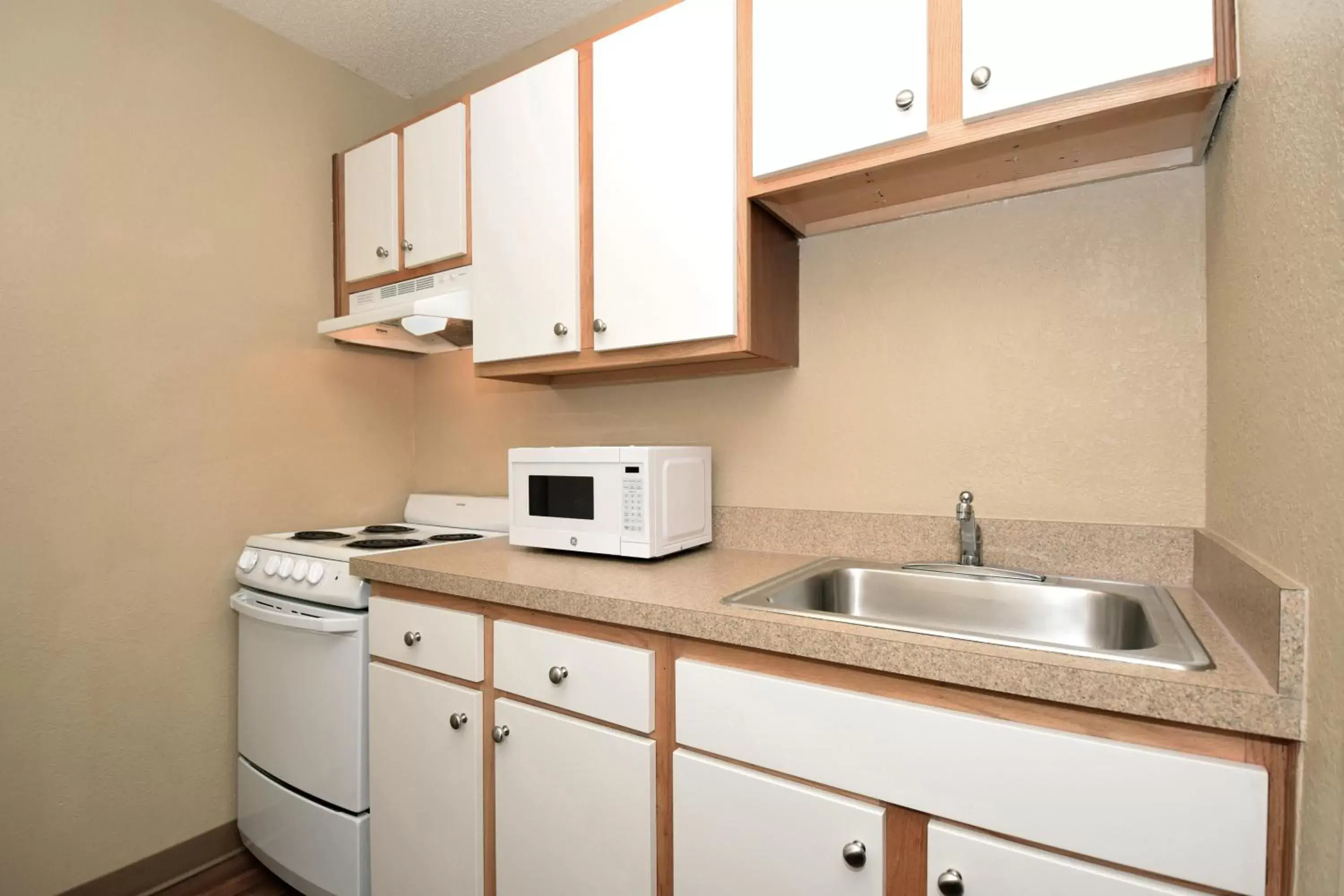 Kitchen or kitchenette, Kitchen/Kitchenette in Extended Stay America Suites - Cleveland - Great Northern Mall