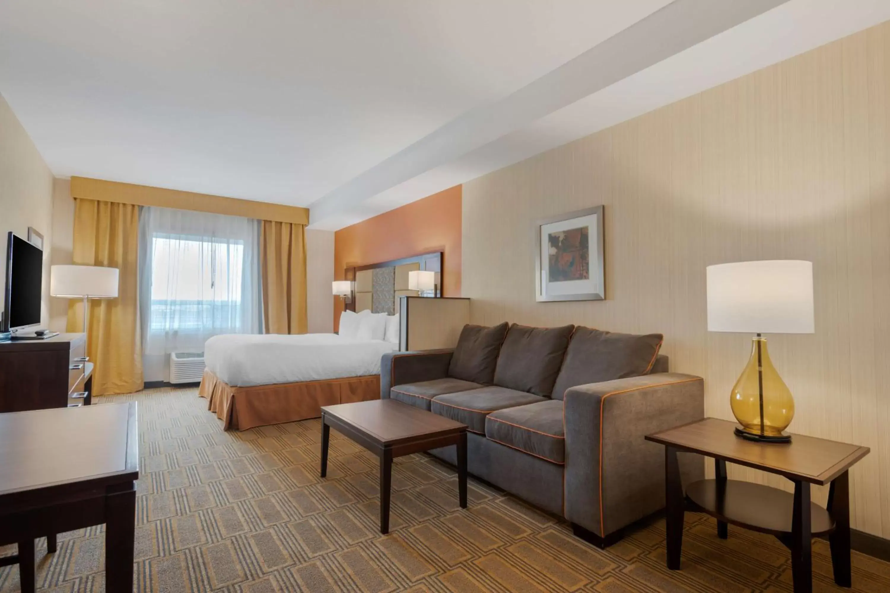 Bedroom, Seating Area in Best Western Plus Chateau Fort St. John